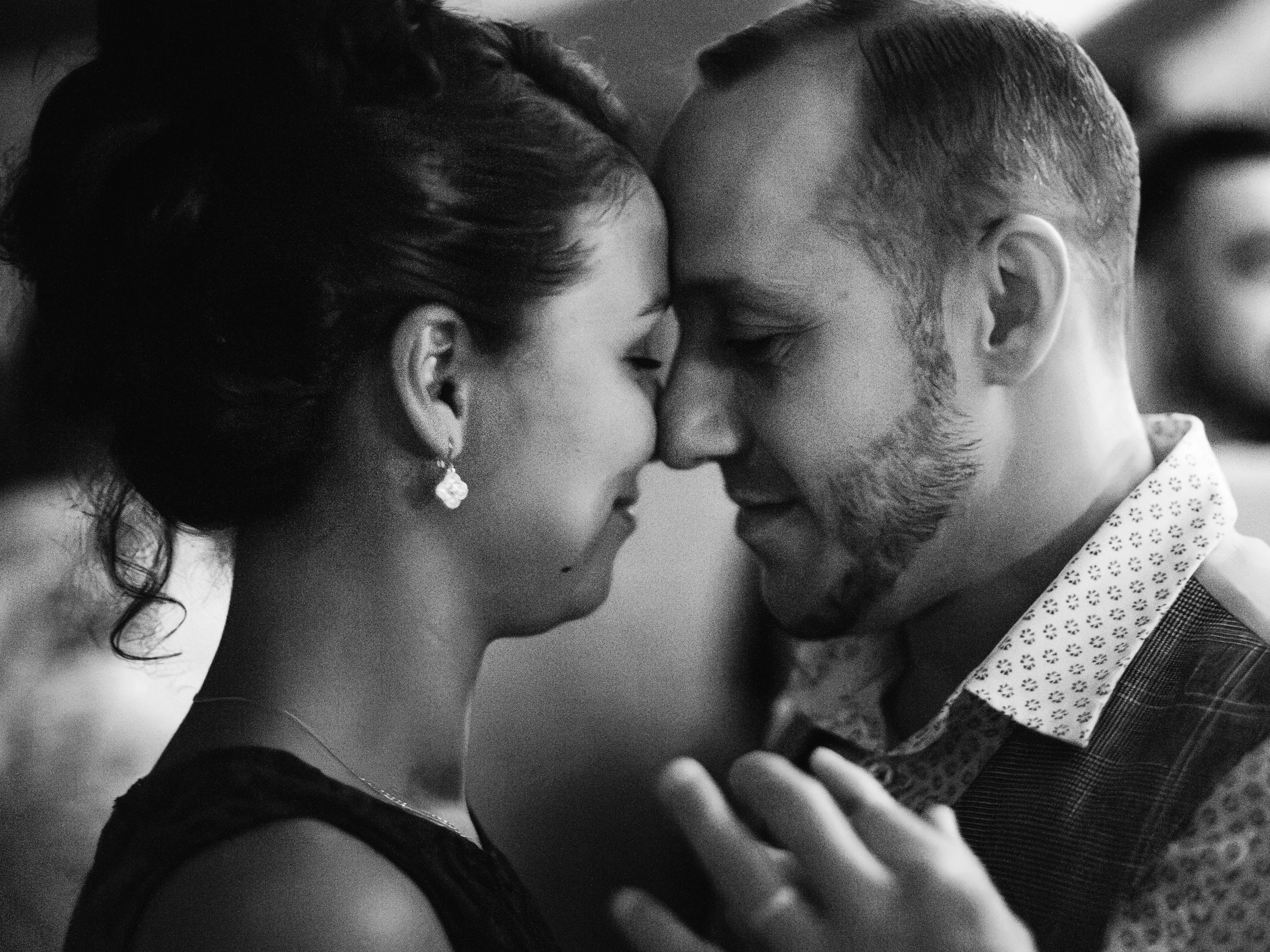Portrait noir et blanc d'un couple front contre front, photographe de mariage à Annecy