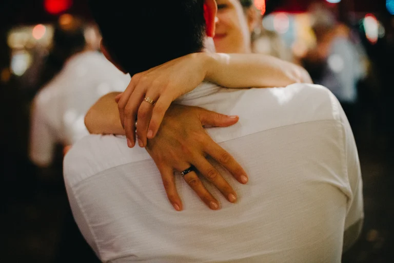 Mains enlacées pendant la première danse
