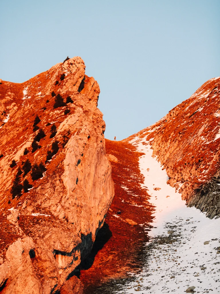 Sommet rocheux enneigé au lever du soleil dans les Alpes