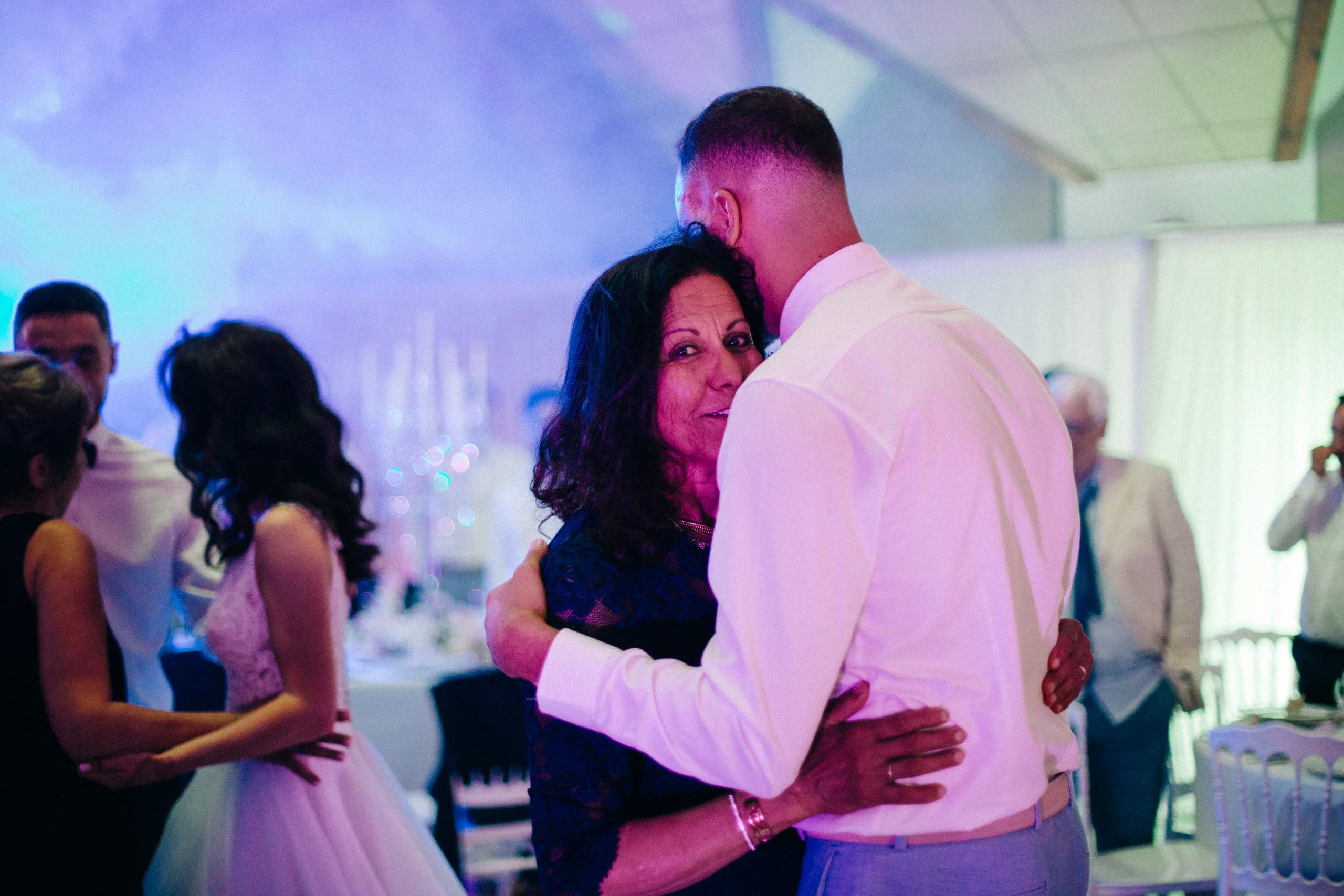 Marié dansant avec sa mère pendant la soirée de mariage