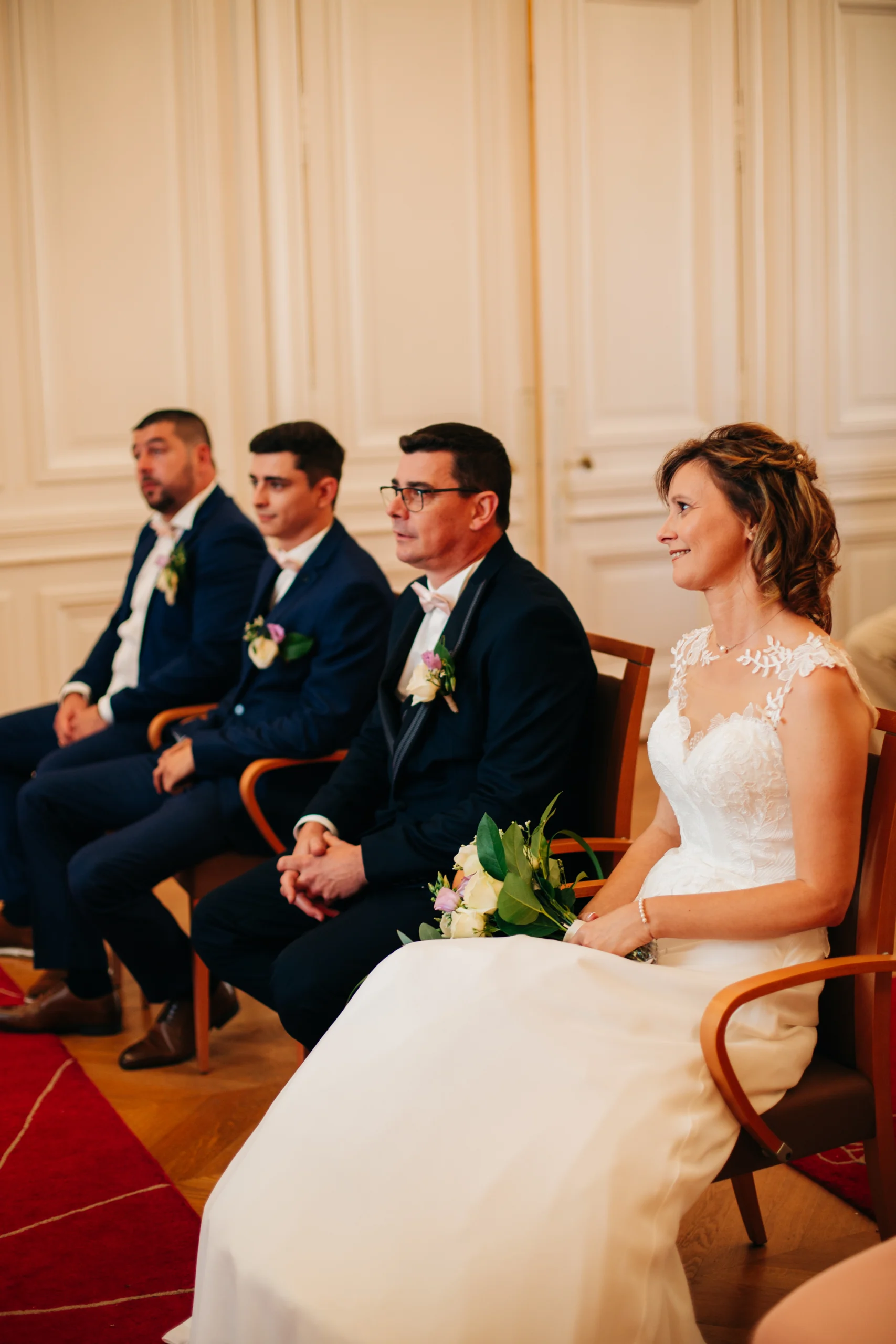 Mariés assis pendant la cérémonie civile dans la salle des mariages