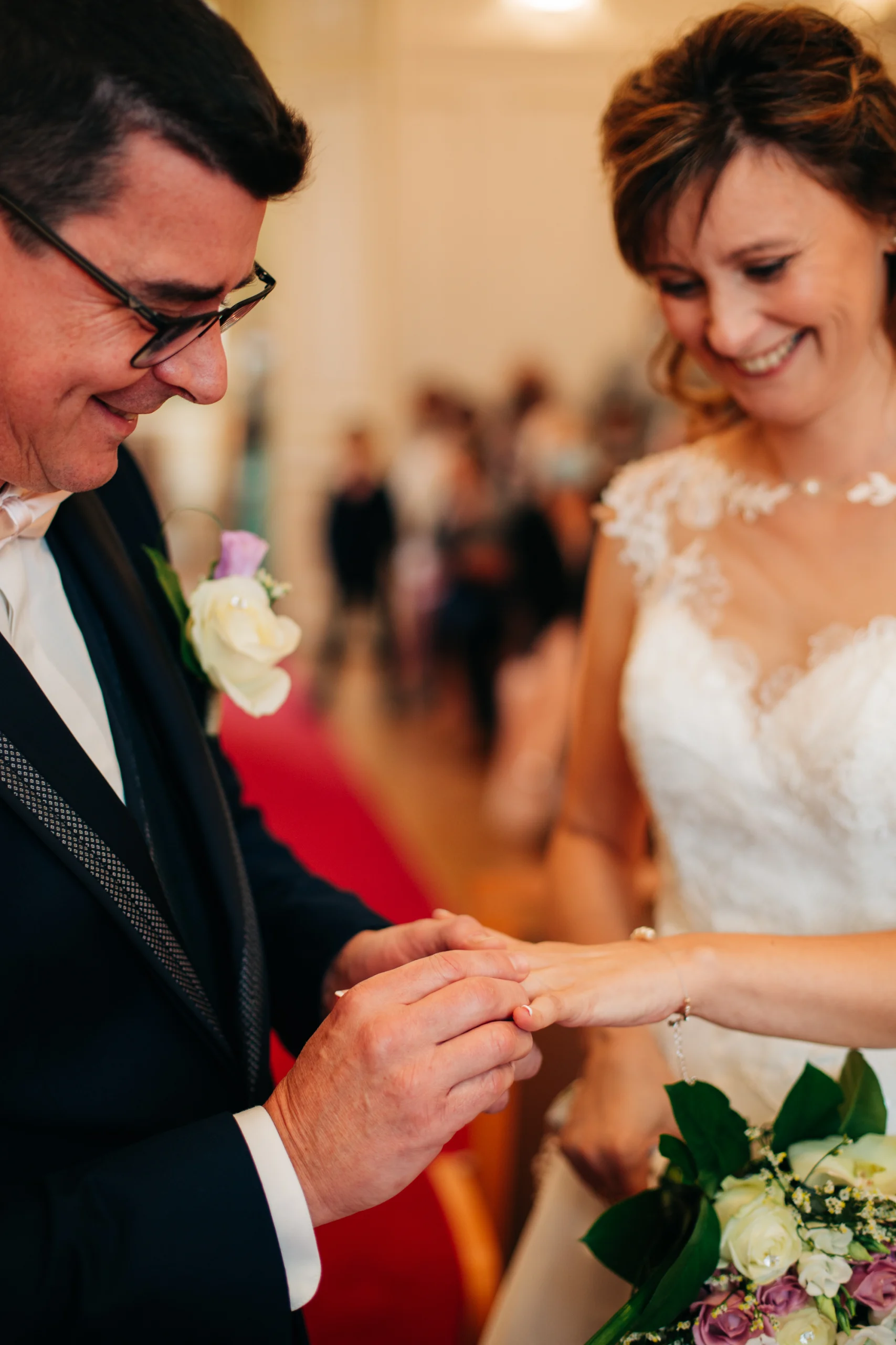 Échange des alliances pendant la cérémonie de mariage