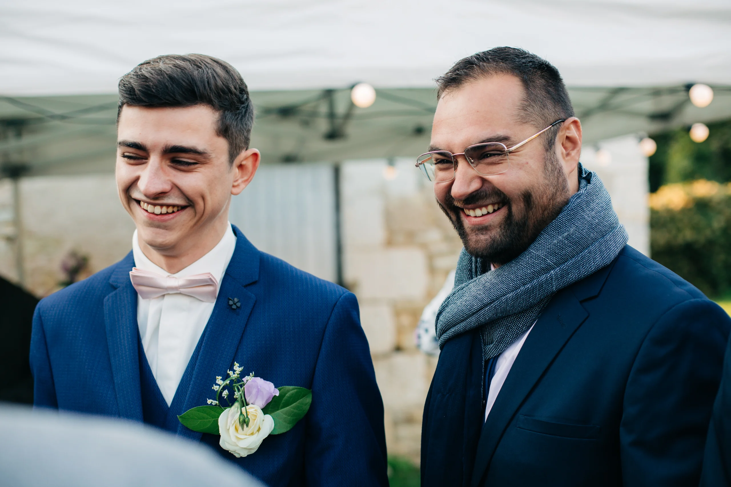 Marié et son témoin riant aux éclats pendant le cocktail