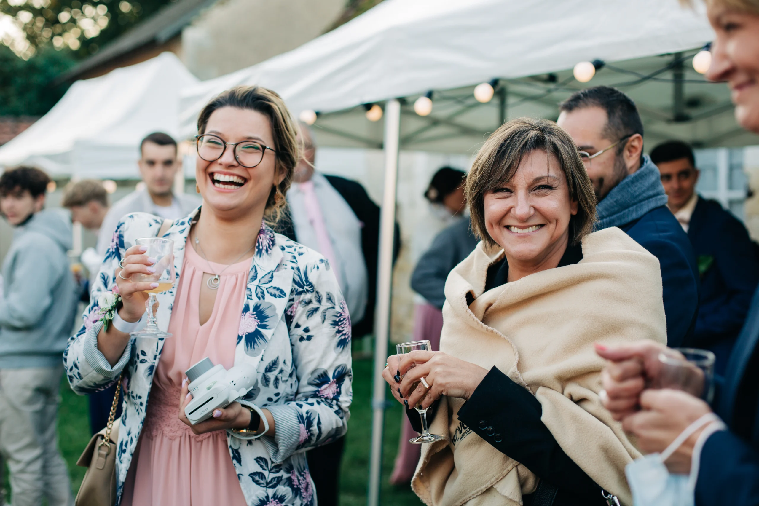 Invitées souriantes sous les barnums du vin d'honneur