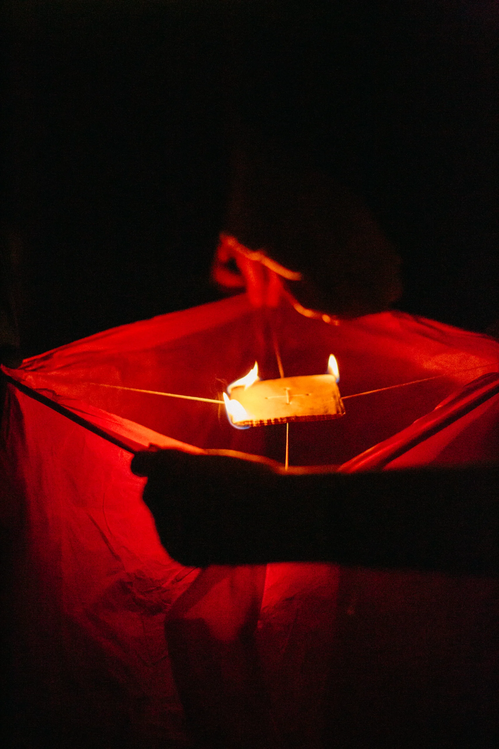 Lanterne céleste rouge allumée dans la nuit