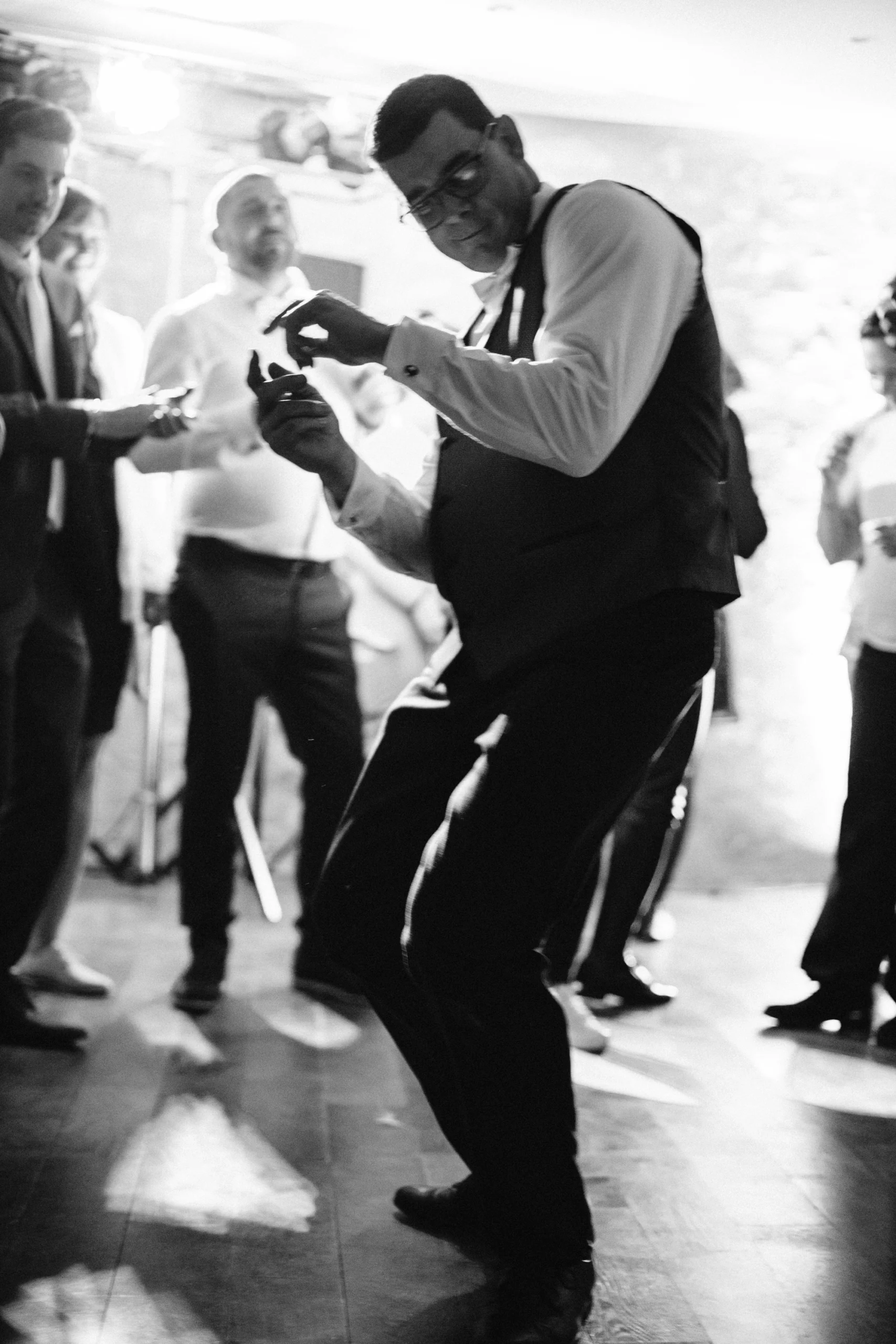 Invité dansant sur la piste pendant la soirée de mariage, noir et blanc