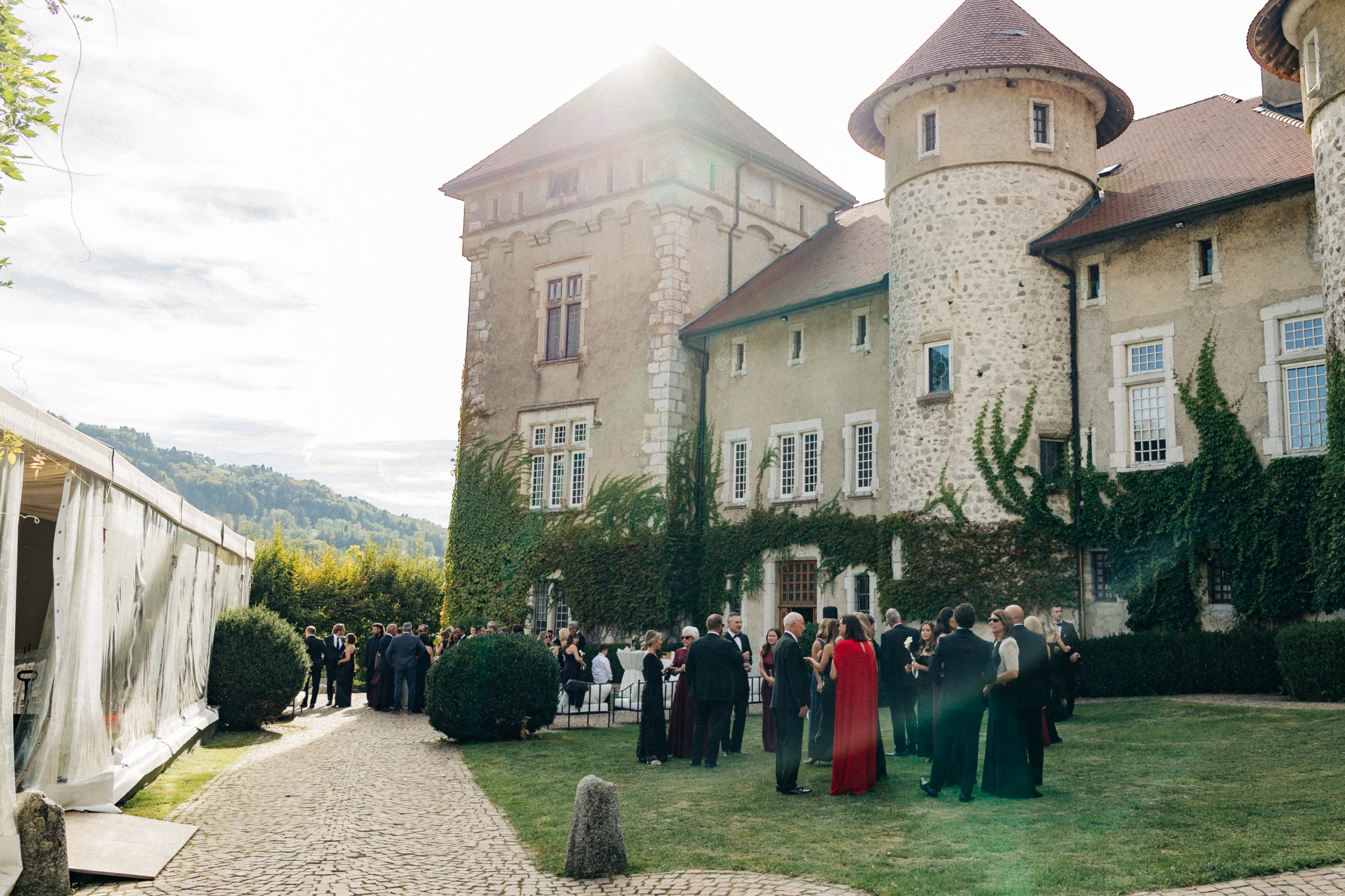 Invités réunis dans la cour du Château de Thorens pendant le cocktail de mariage