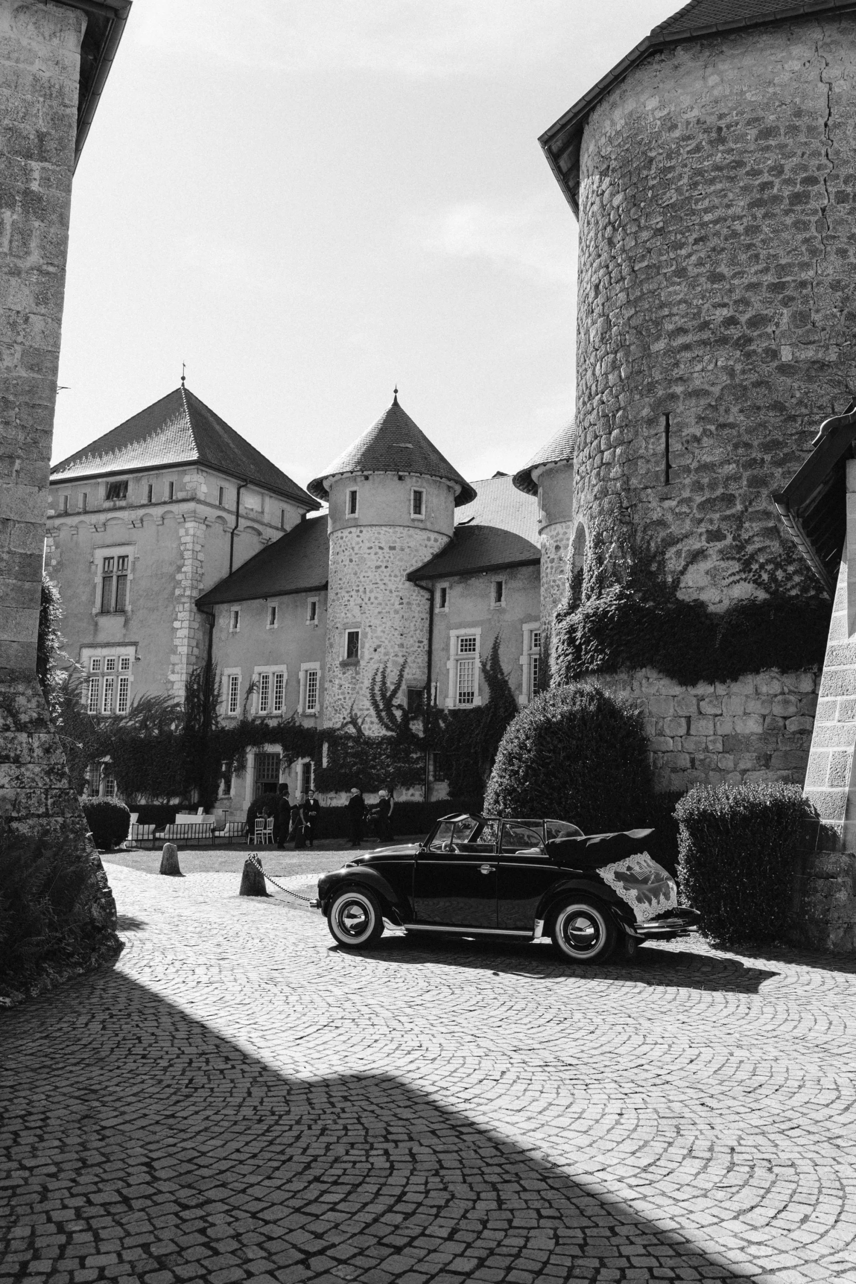 Voiture ancienne garée devant le Château de Thorens, photo noir et blanc