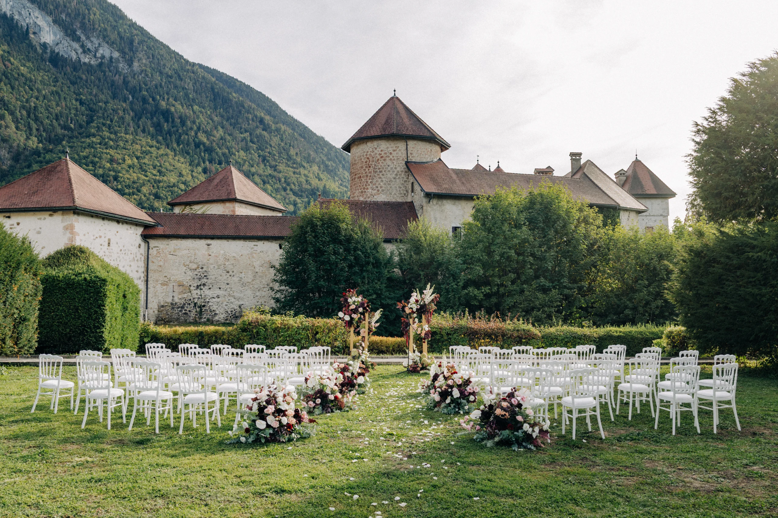 Cérémonie laïque installée dans les jardins du Château de Thorens, Haute-Savoie