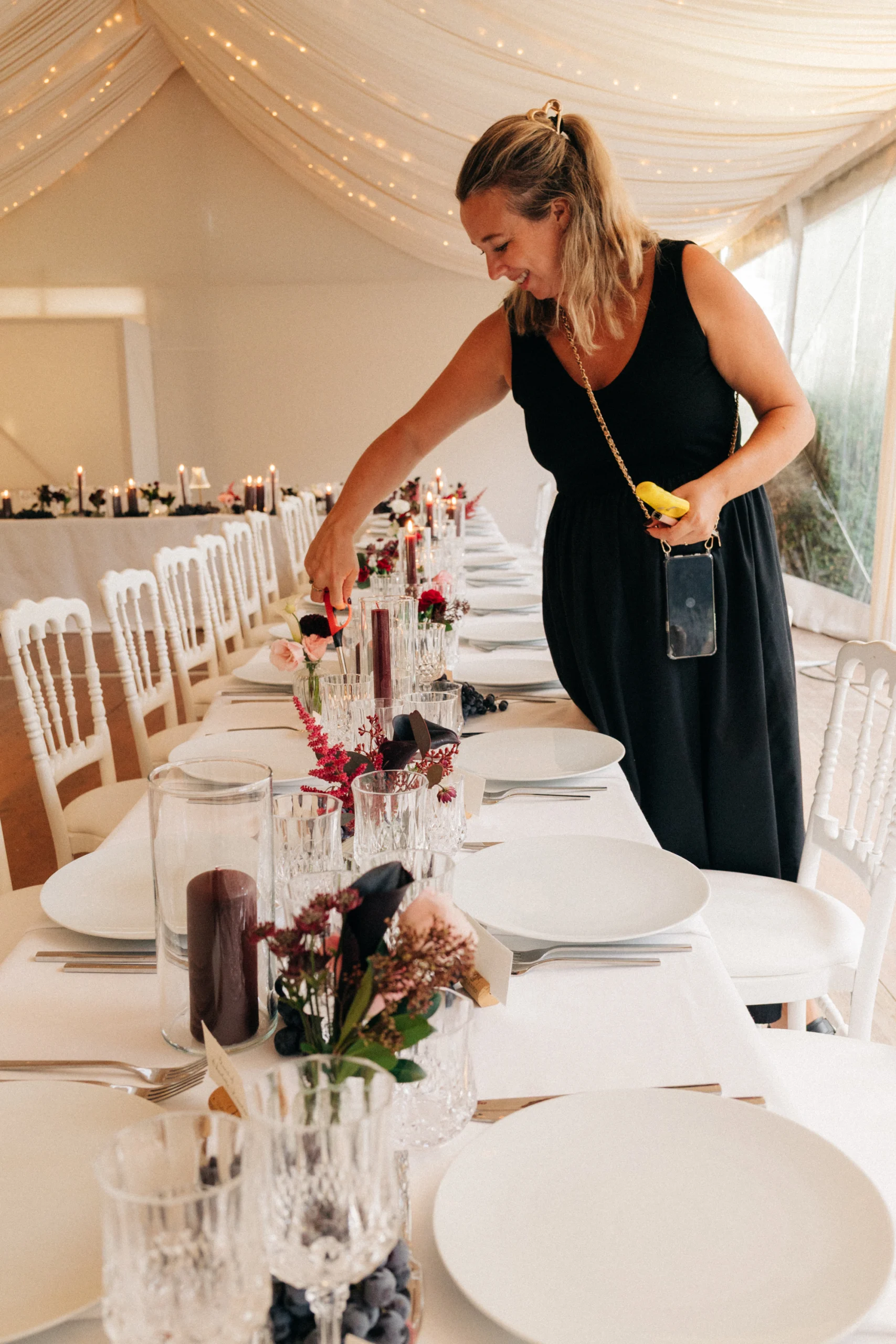 Wedding planner ajustant la décoration de la table des mariés