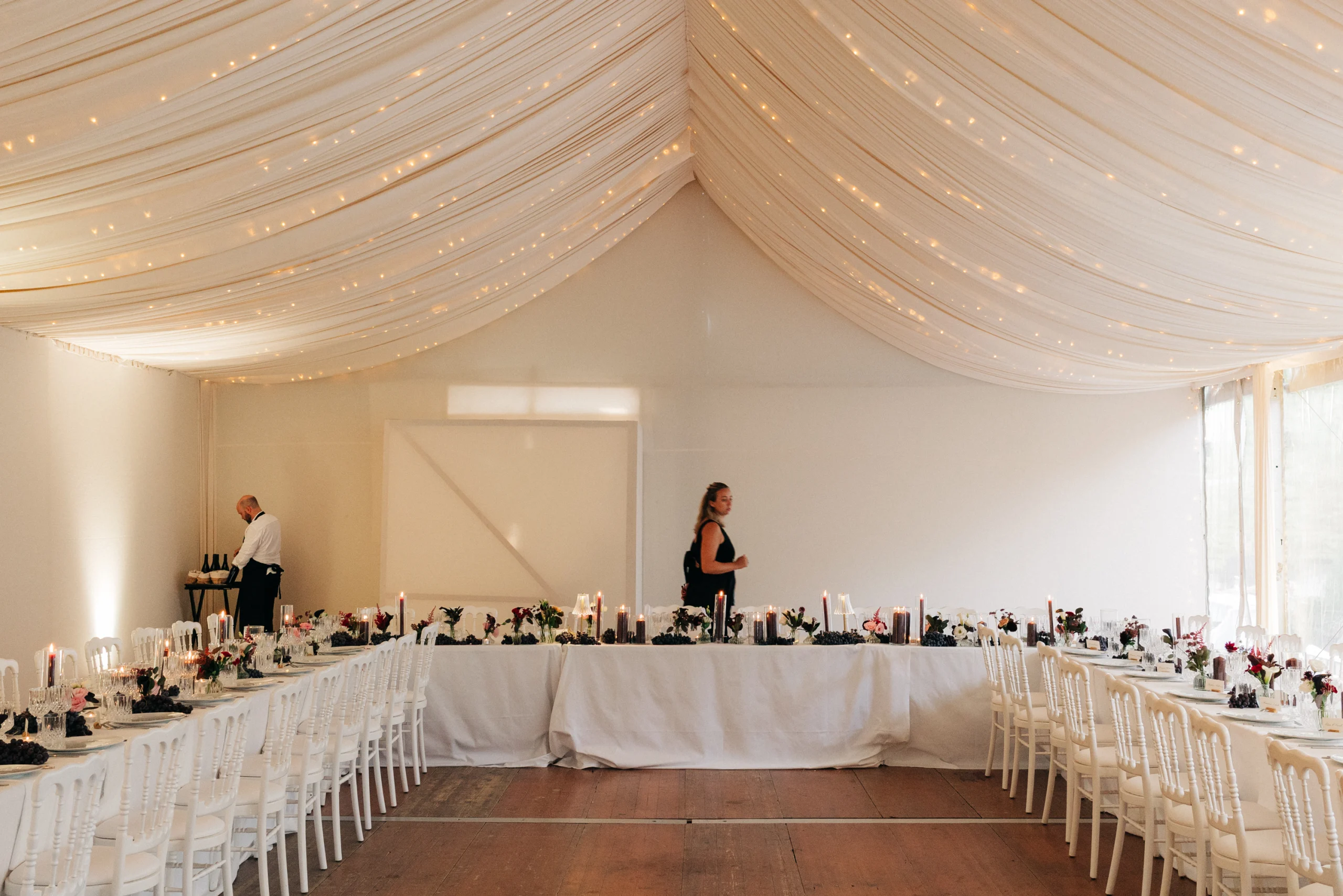 Tables en U dressées sous le chapiteau de la réception au Château de Thorens