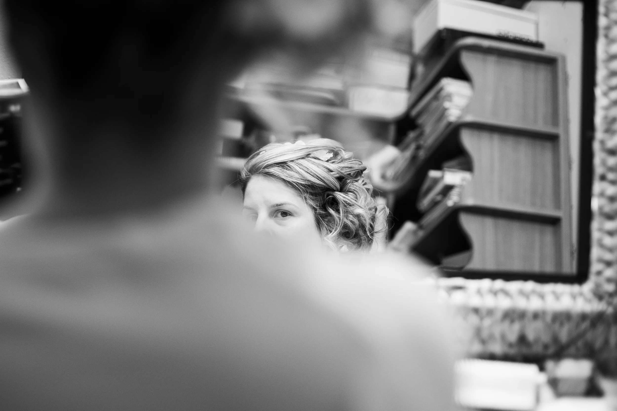 Mariée se préparant devant le miroir, photo de mariage en noir et blanc