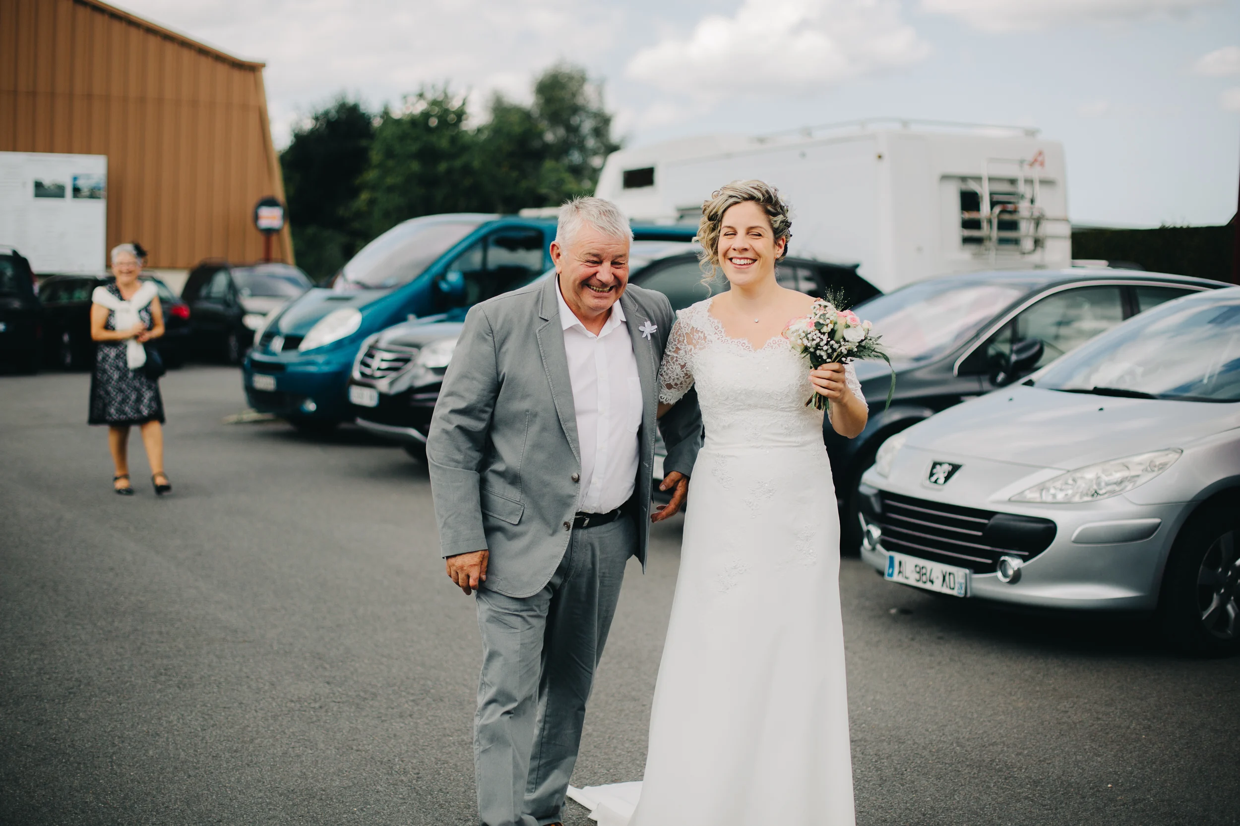 Mariée arrivant au bras de son père pour la cérémonie, mariage en Haute-Savoie