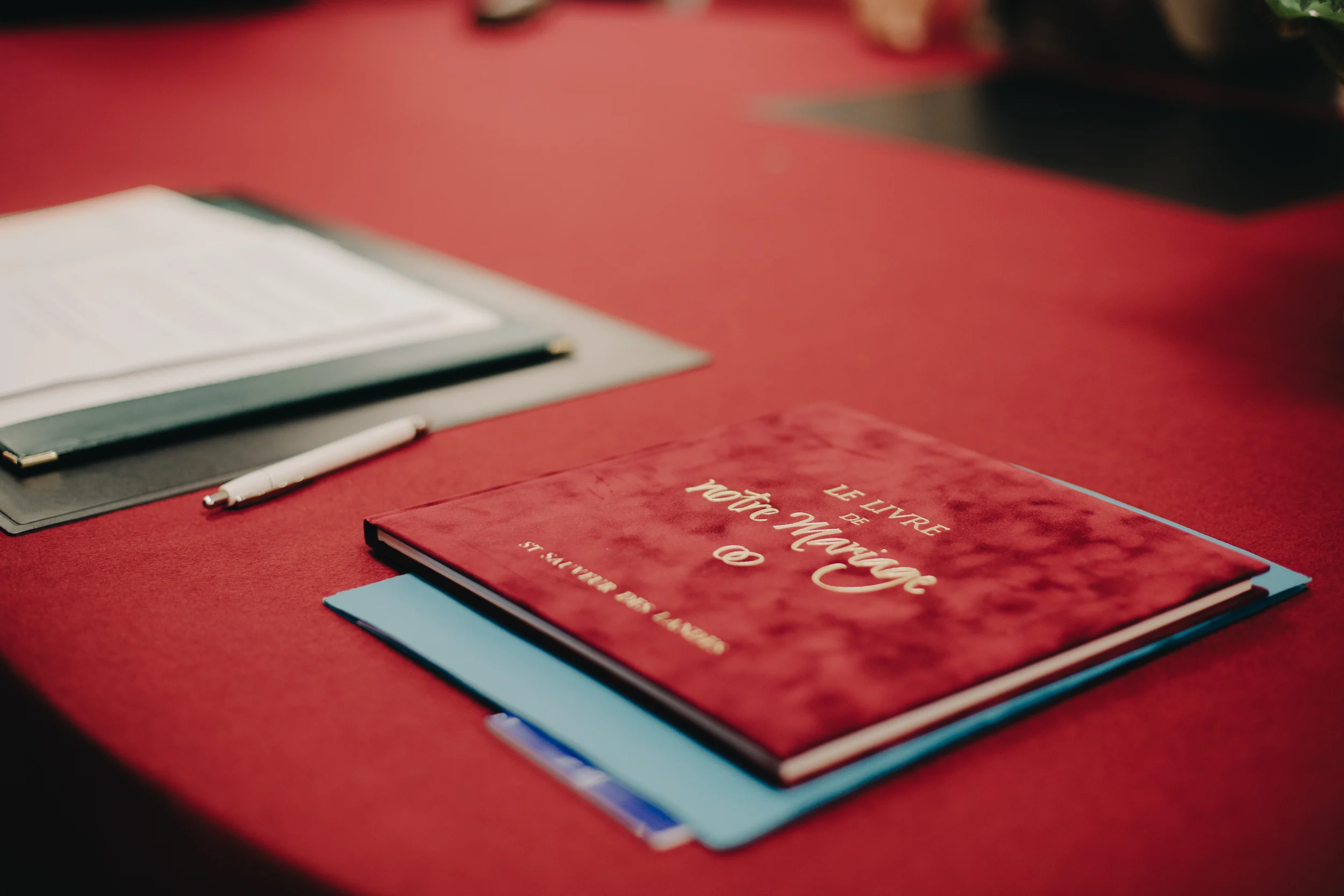 Livret de famille rouge posé sur la table de la mairie