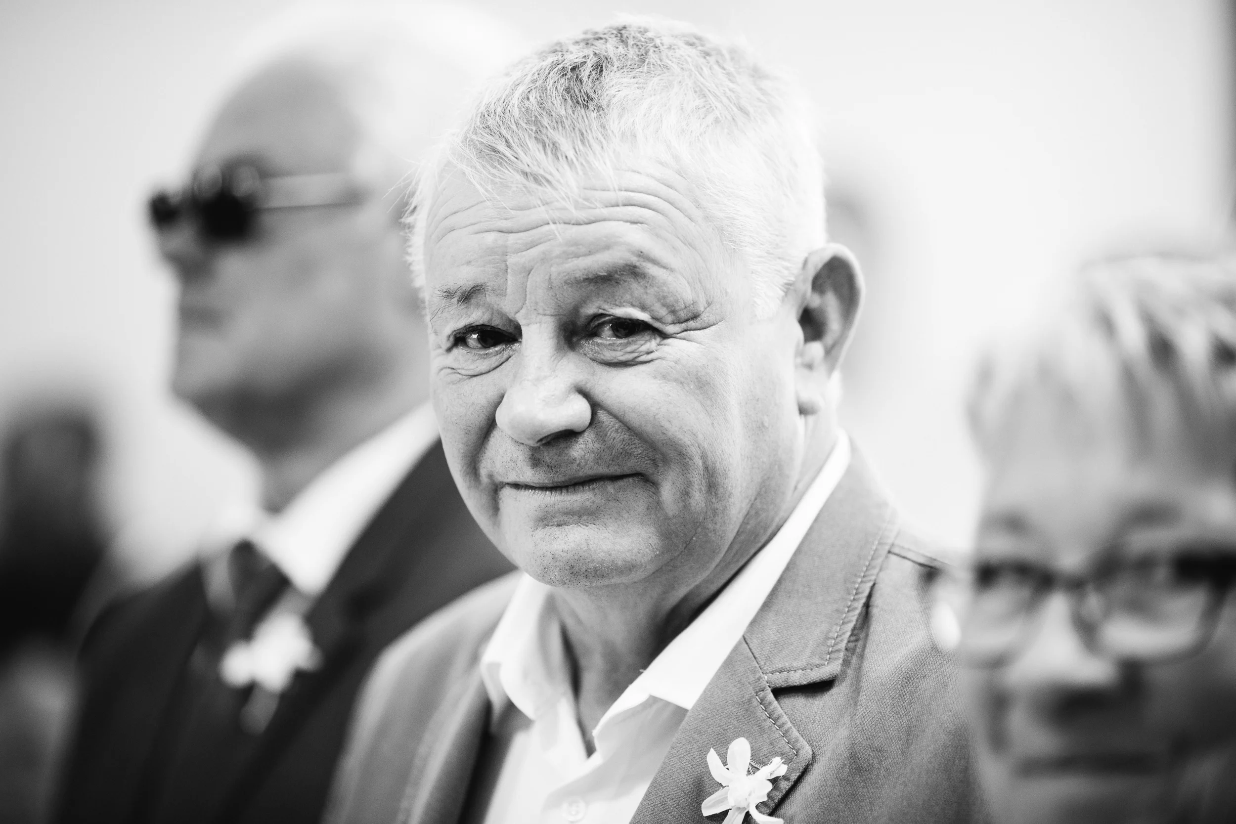 Portrait noir et blanc d'un invité ému pendant la cérémonie