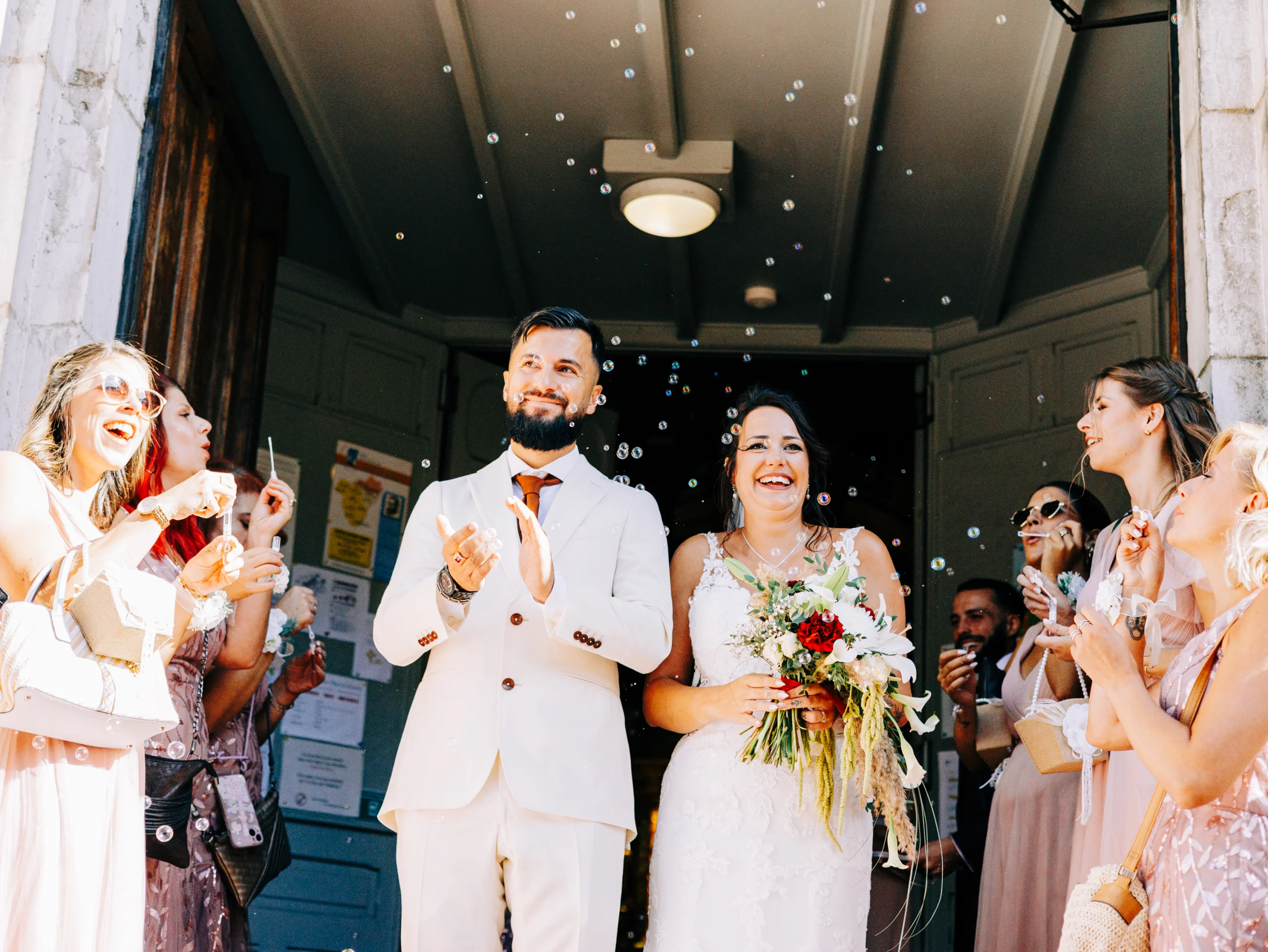 Sortie des mariés sous les bulles de savon devant la mairie, mariage à La Clusaz