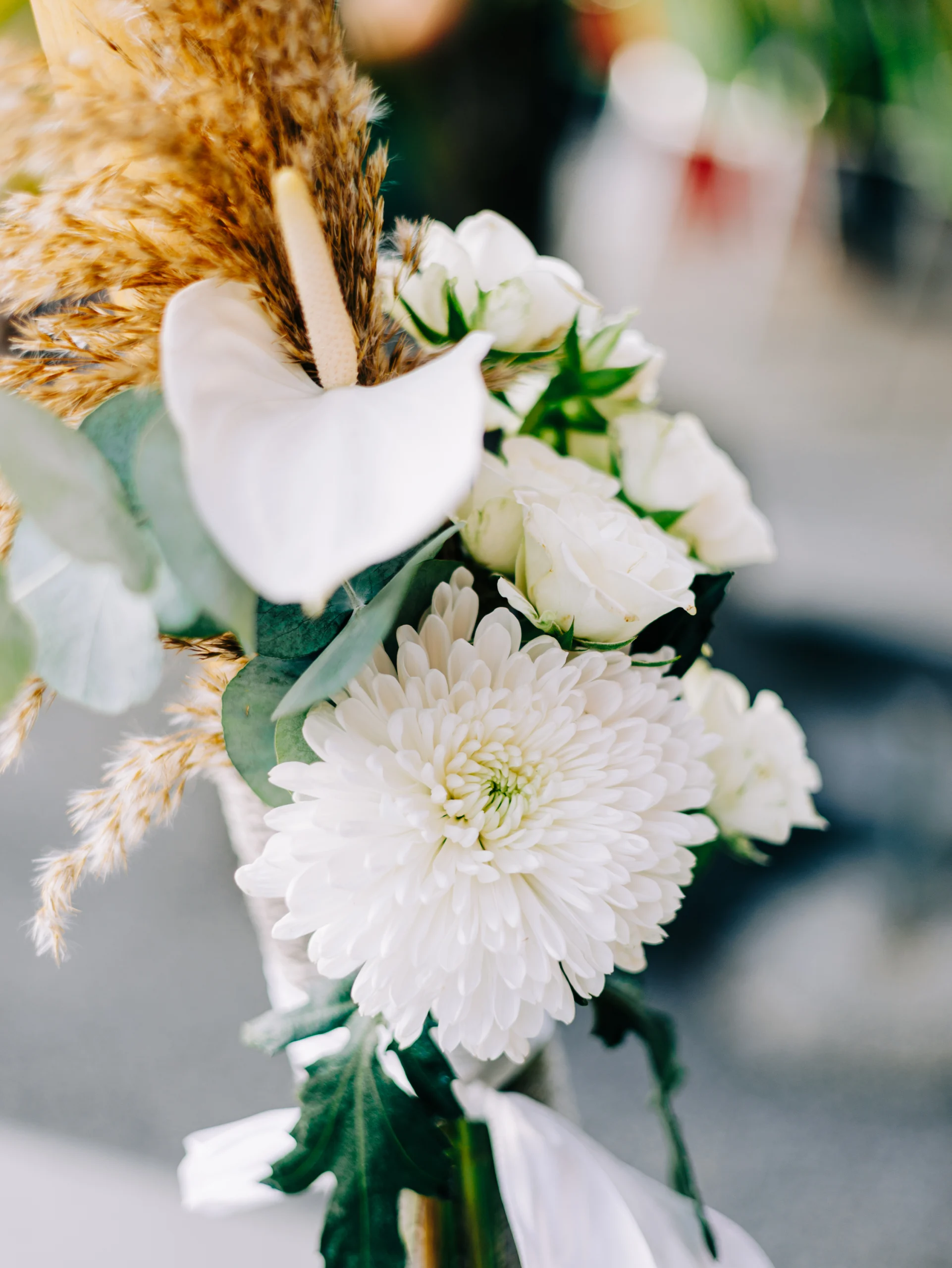 Bouquet de fleurs blanches, chrysanthème et herbes séchées, décoration de mariage