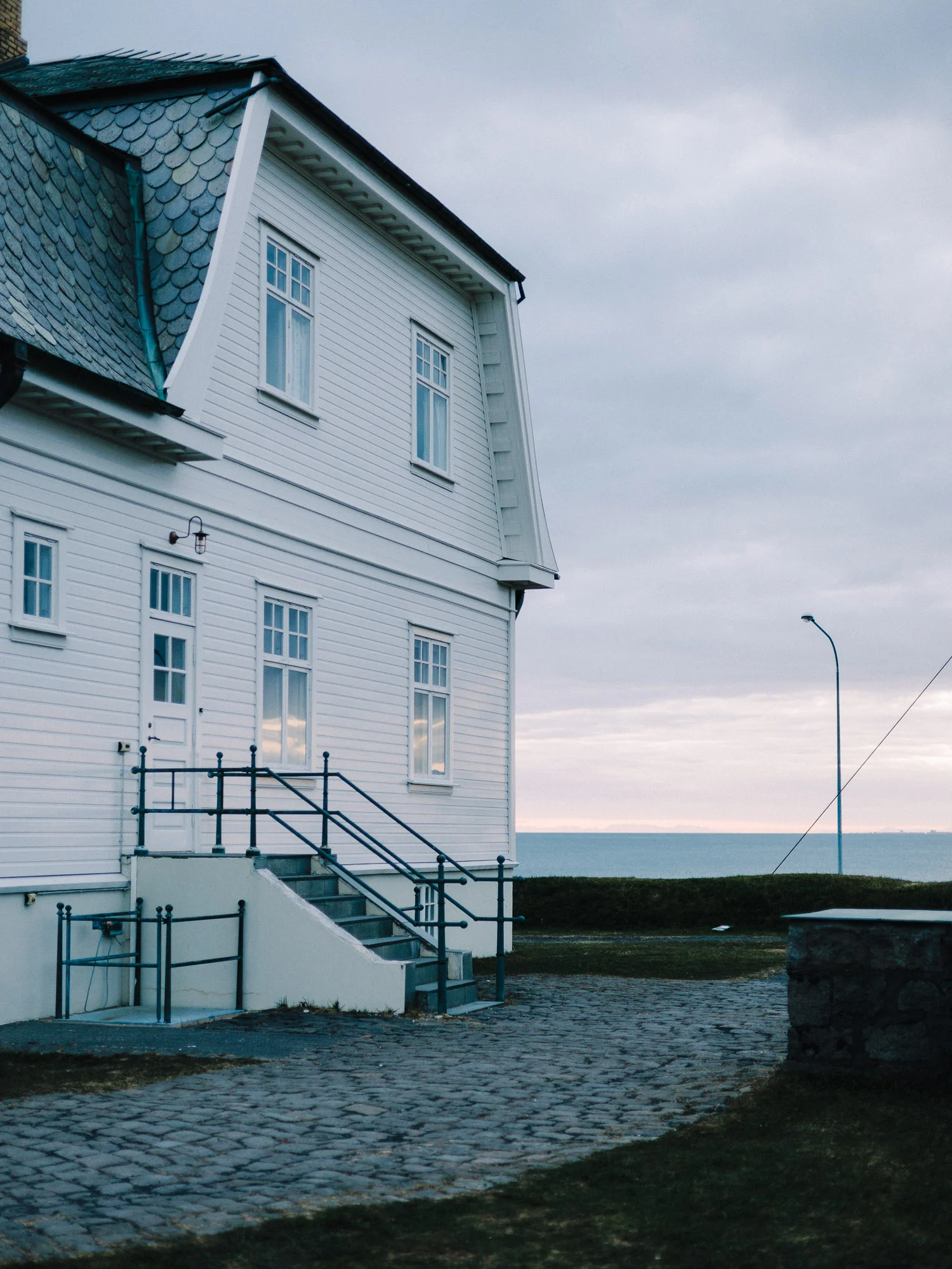 Maison blanche en bois au bord de la mer à Reykjavik, Islande