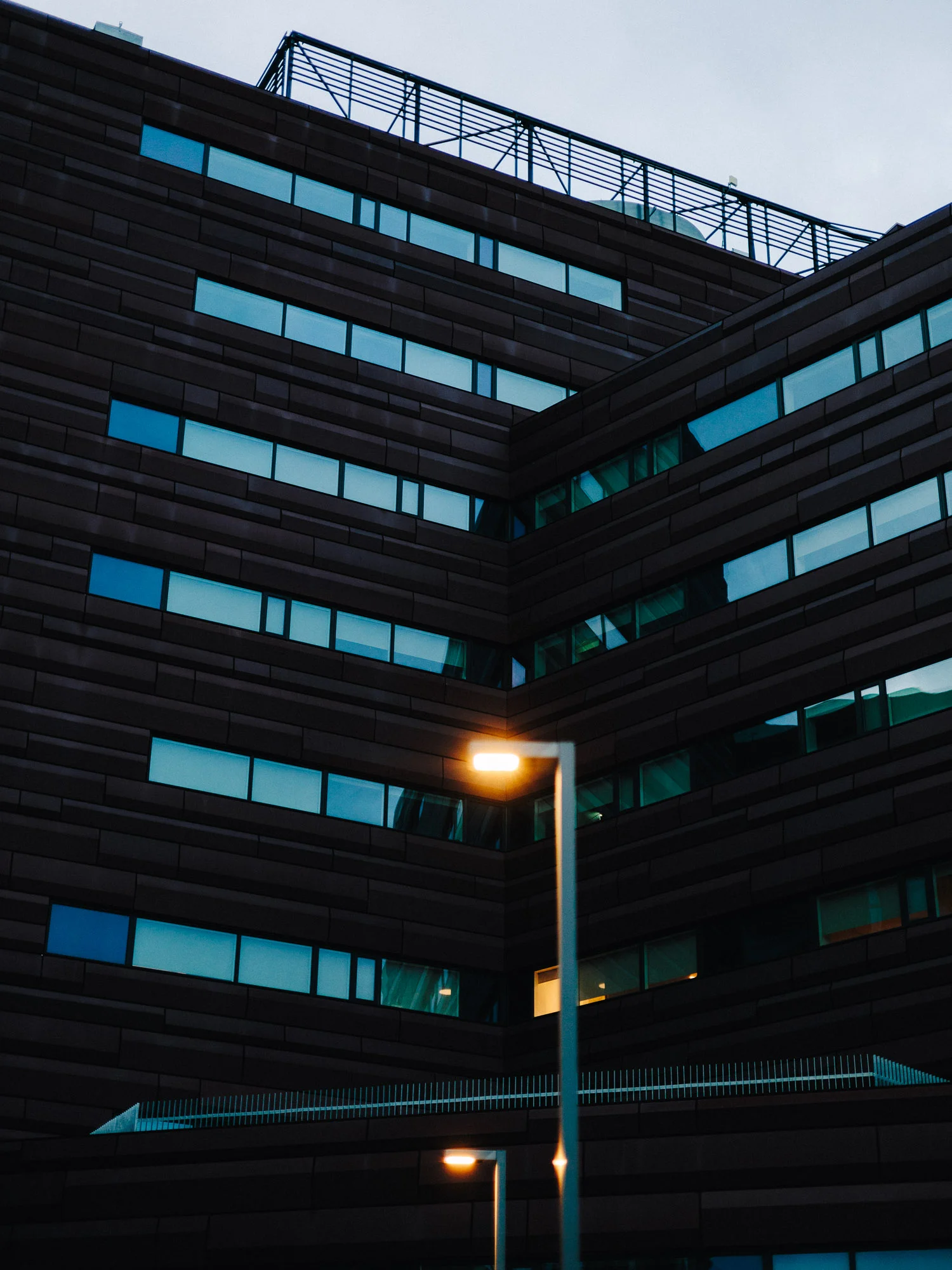 Façade d'immeuble moderne aux bardages sombres au crépuscule, Reykjavik