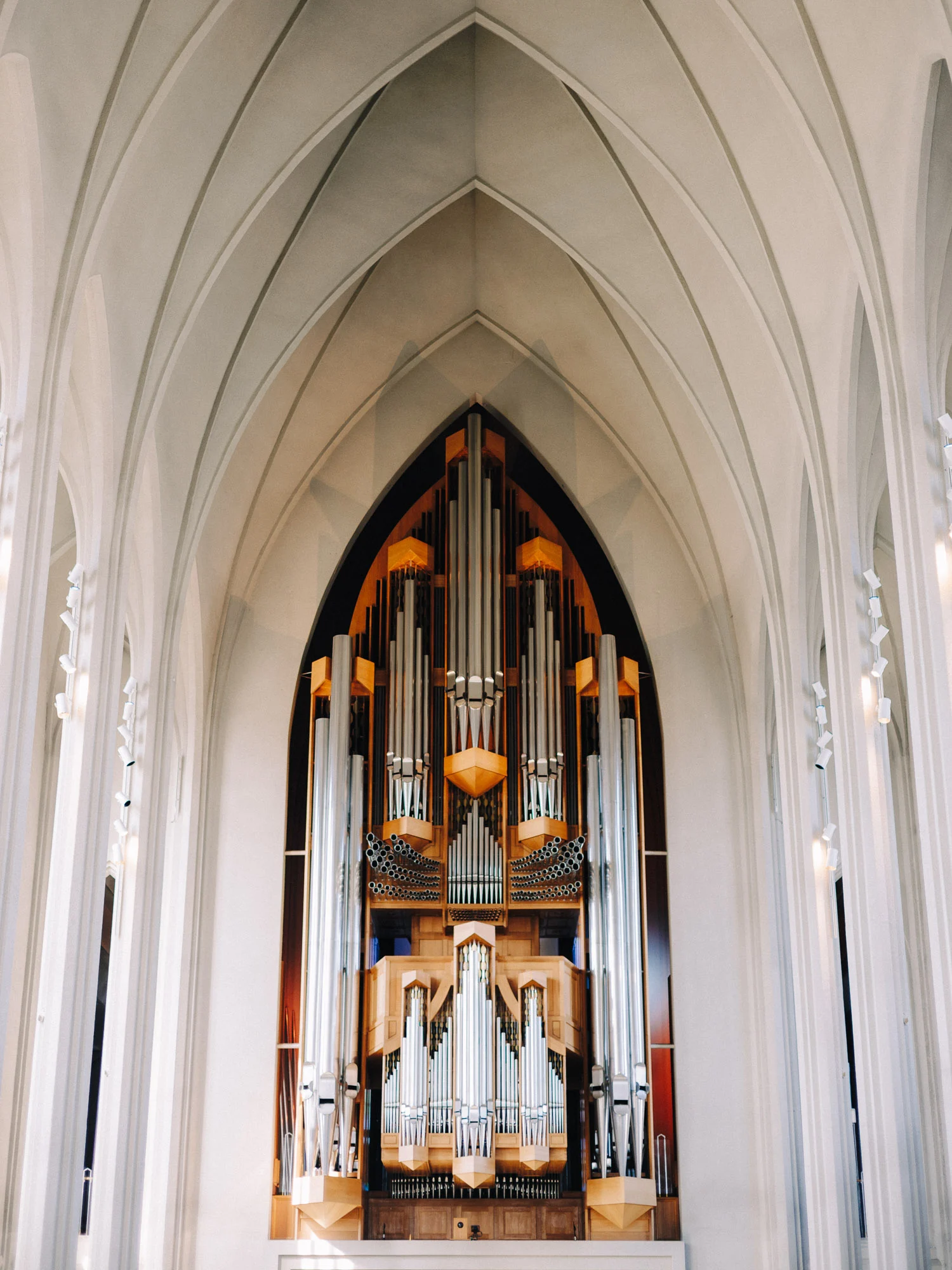 Orgue monumental et voûtes blanches de l'église Hallgrímskirkja, Reykjavik