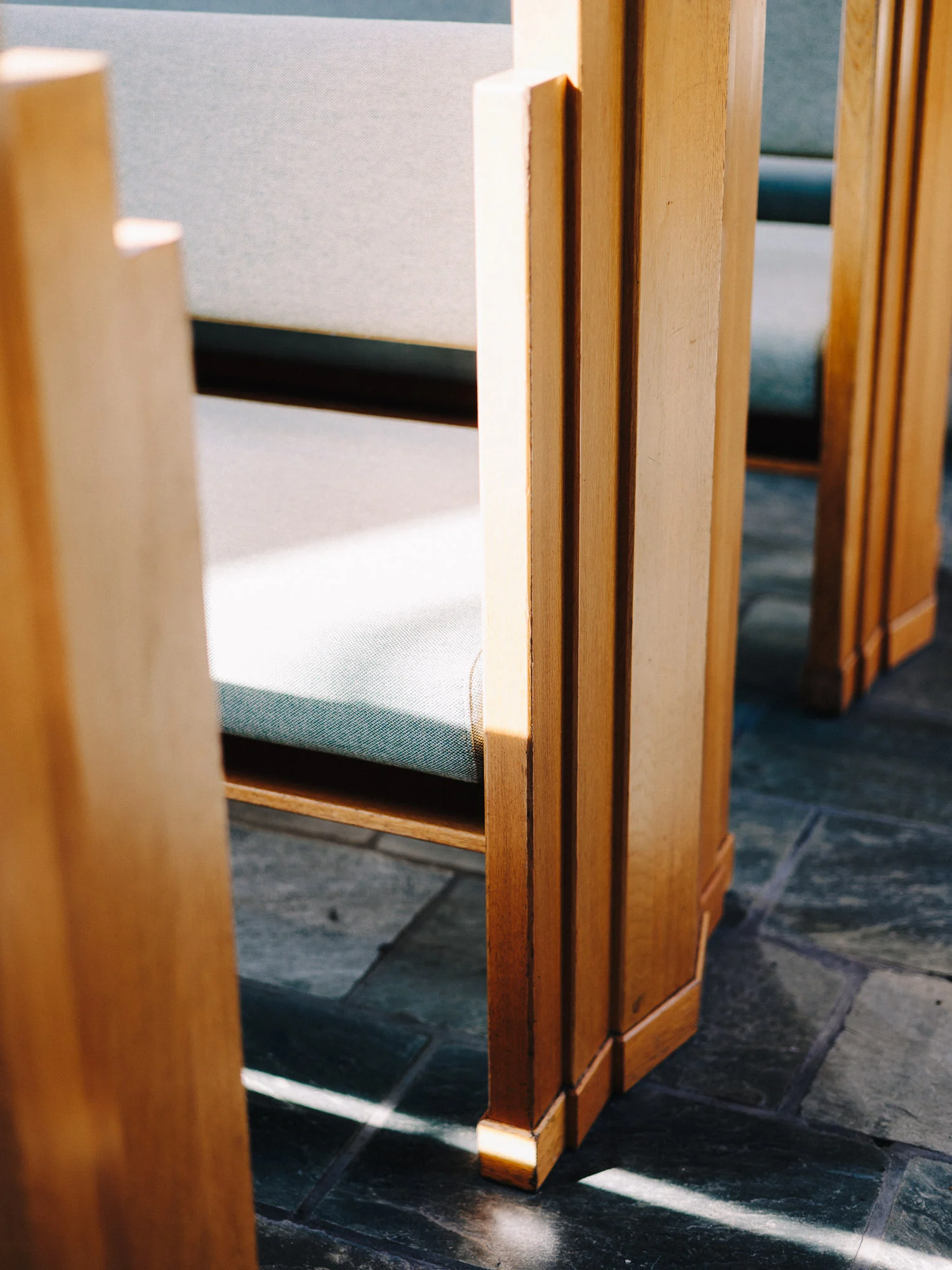 Bancs en bois clair de l'église Hallgrímskirkja baignés de lumière
