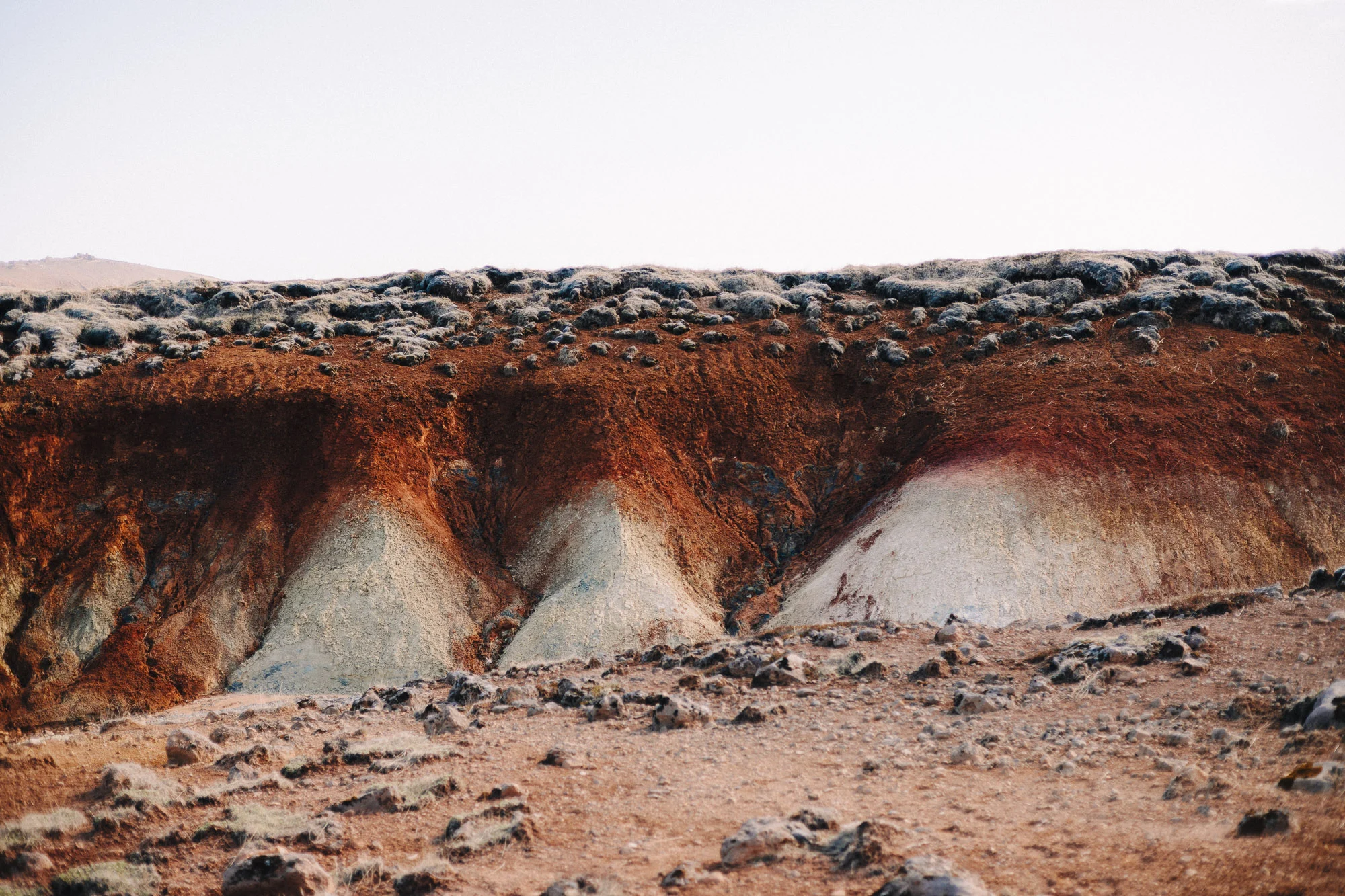 Terre rouge et ocre d'un sol volcanique, Islande
