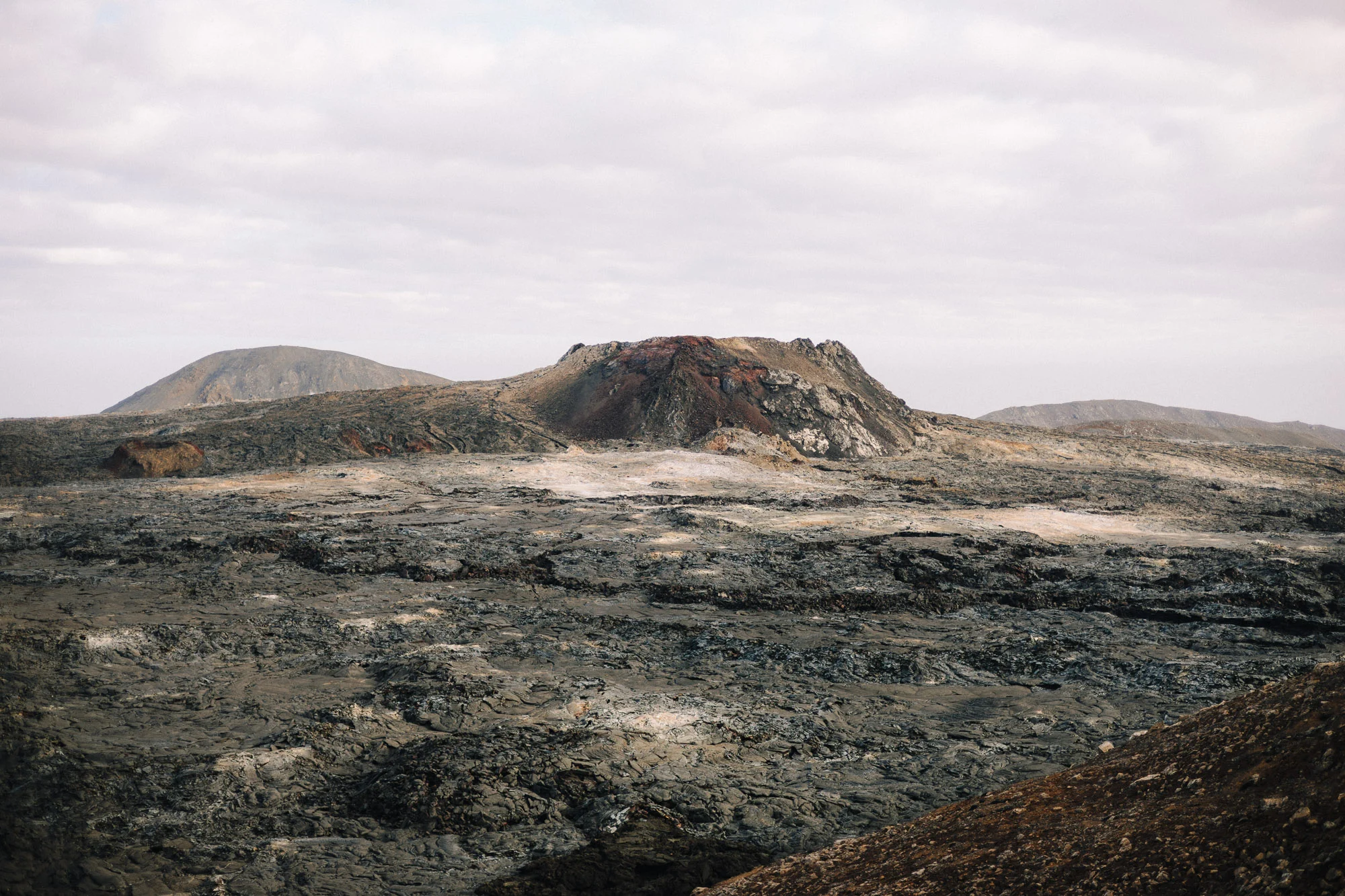 Cratère volcanique au milieu d'un champ de lave, Islande