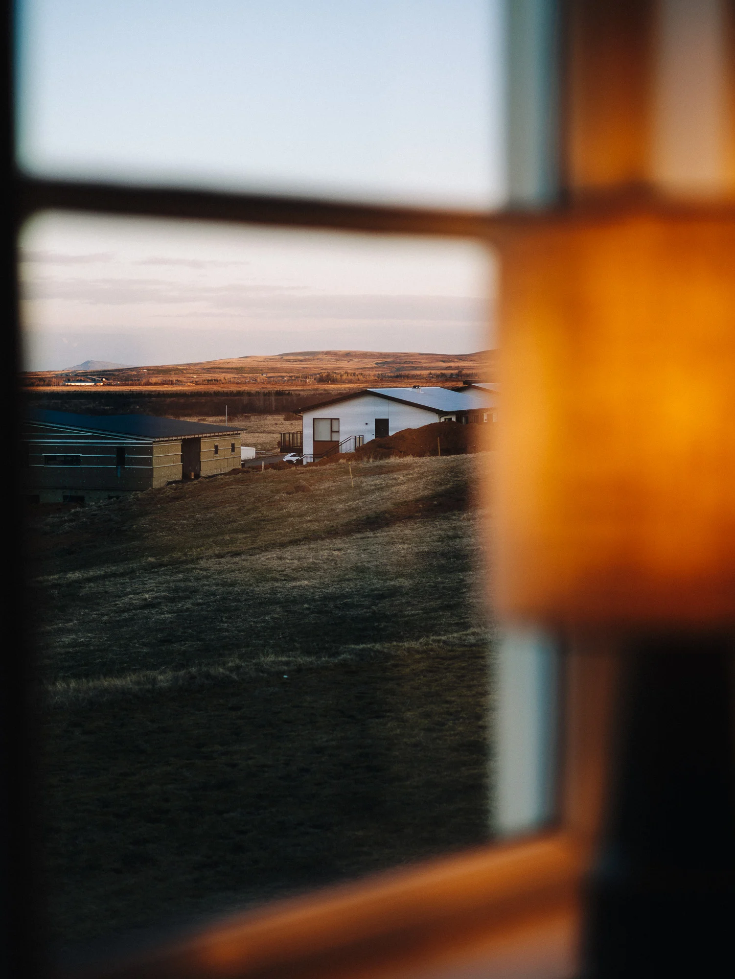 Paysage islandais et maisons vus à travers une fenêtre