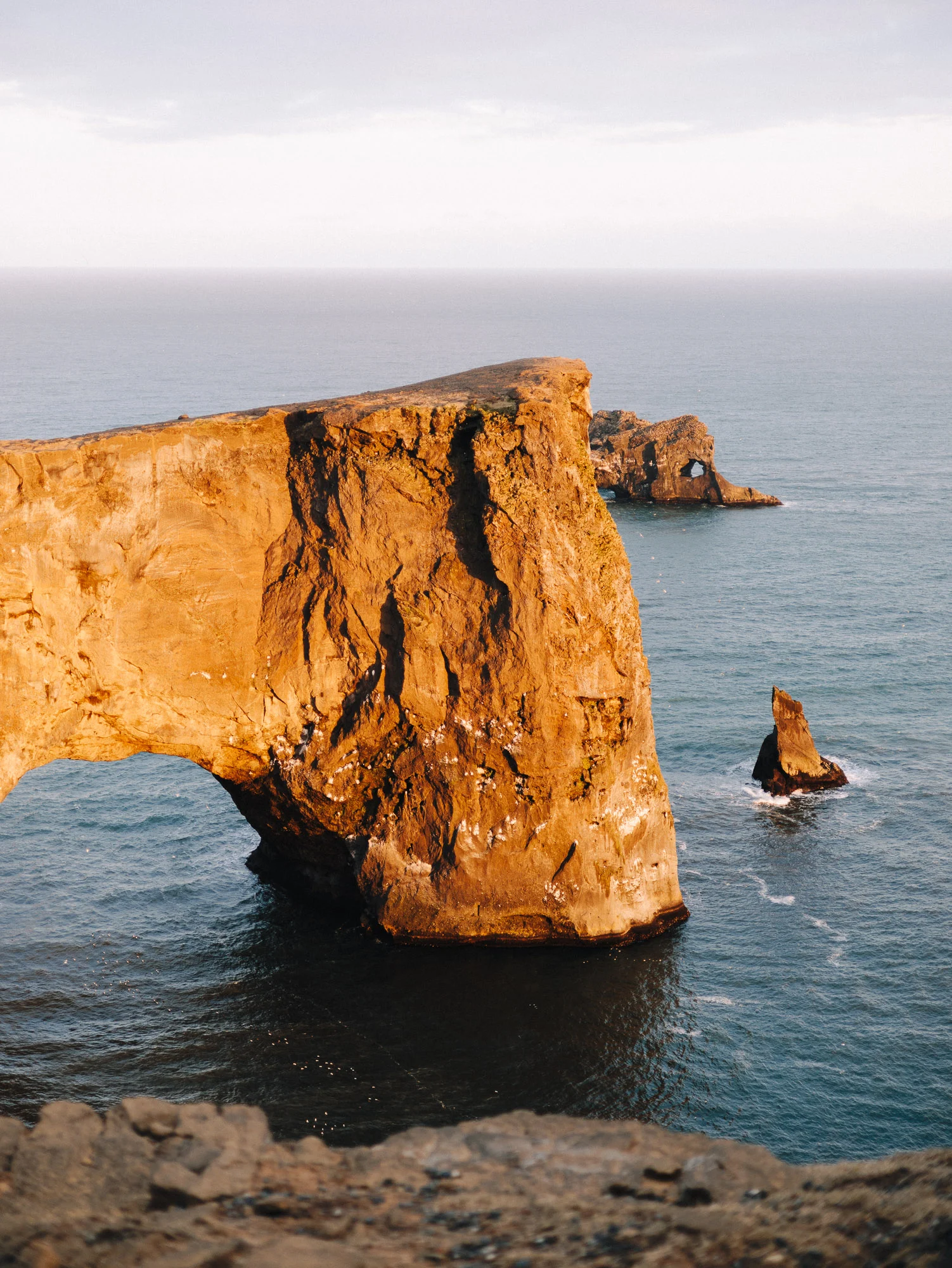 Arche rocheuse de Dyrhólaey éclairée par le soleil couchant