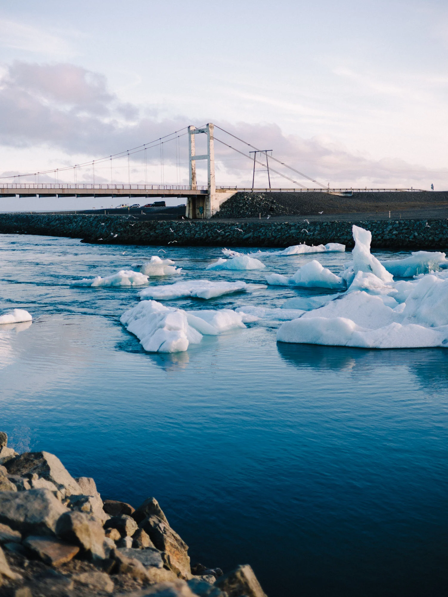 Icebergs flottant sous le pont de la lagune glaciaire de Jökulsárlón