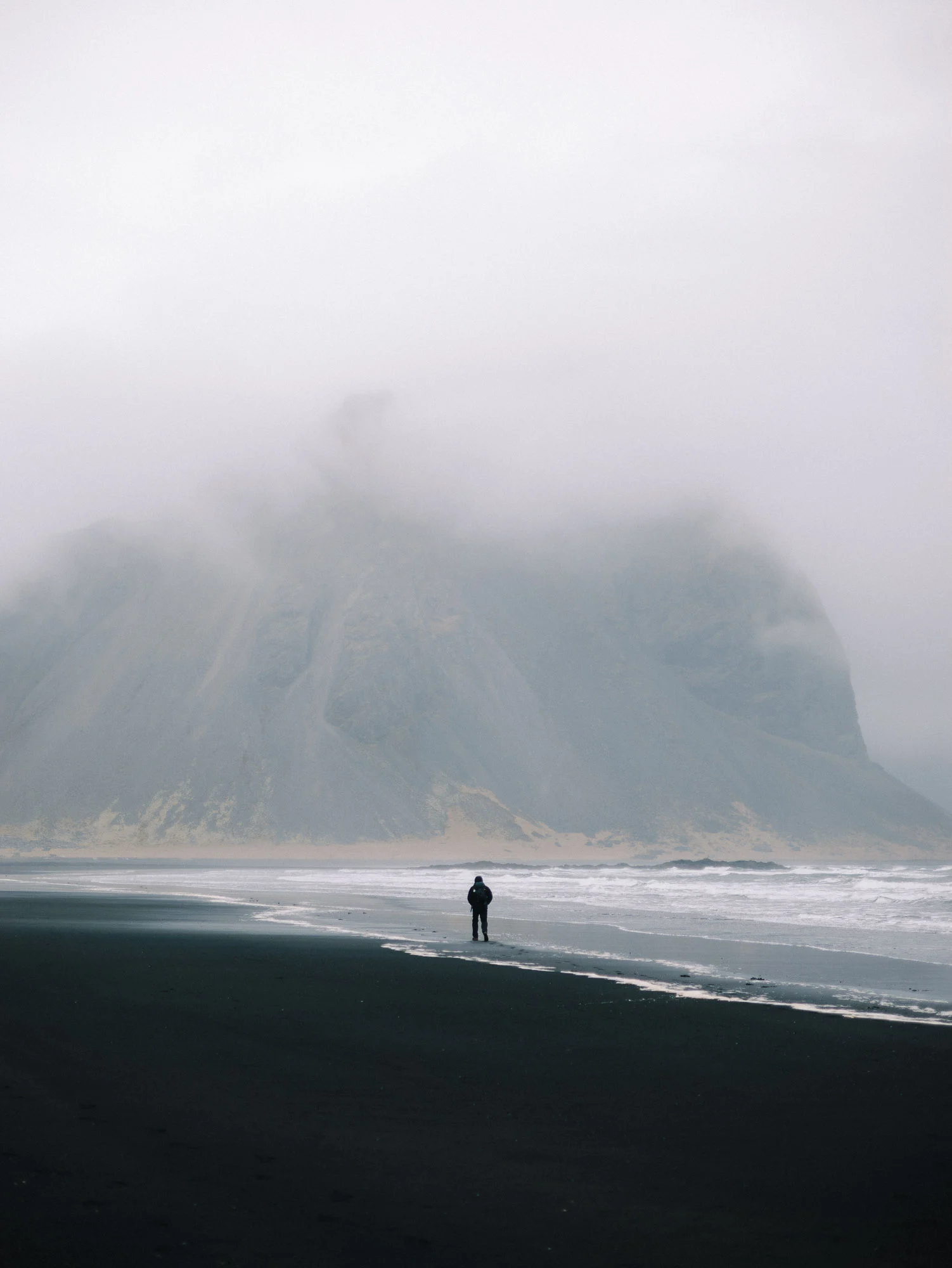 Silhouette face au mont Vestrahorn dans la brume, Stokksnes