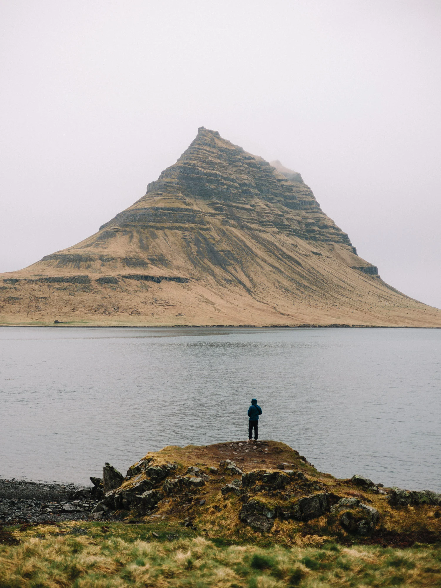 Randonneur face au mont Kirkjufell, péninsule de Snæfellsnes