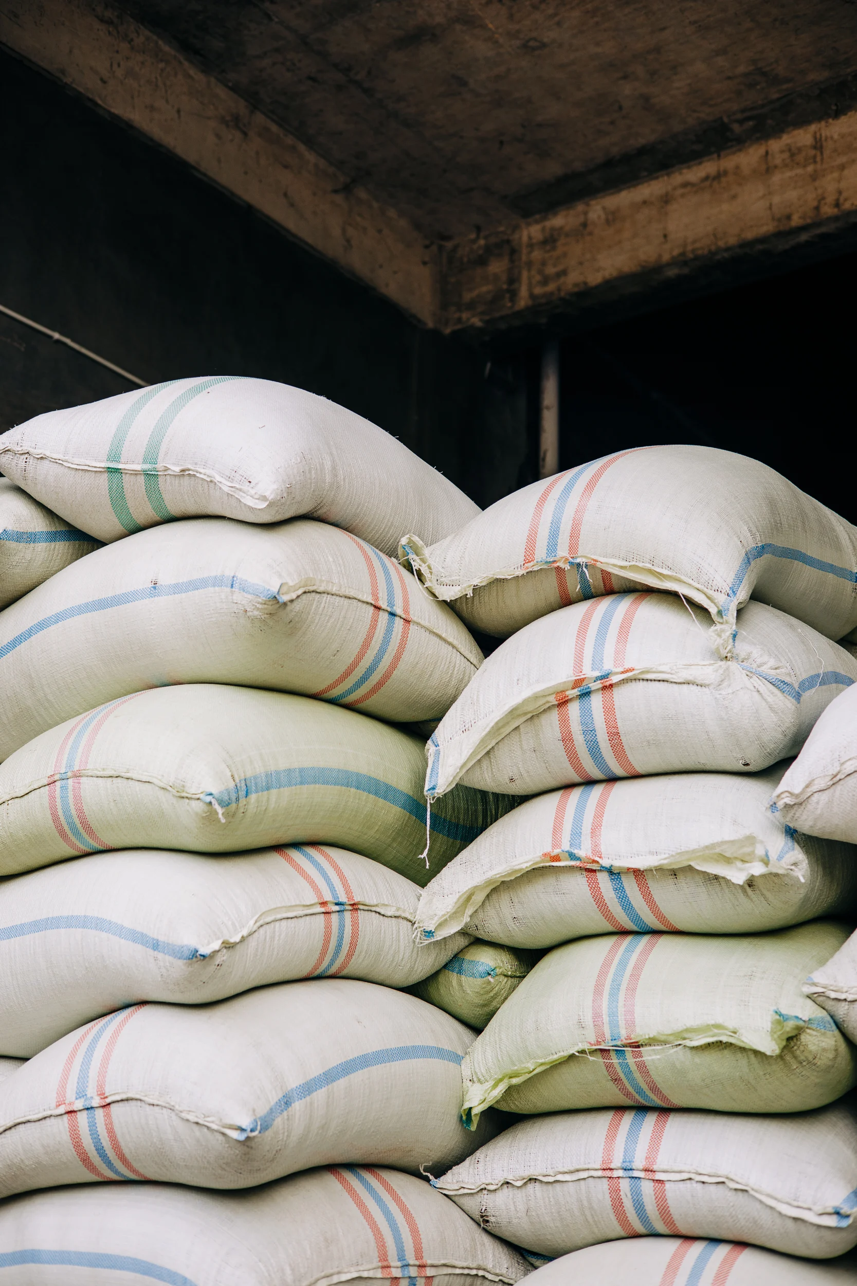 Sacs de café vert empilés dans un entrepôt de Sumatra
