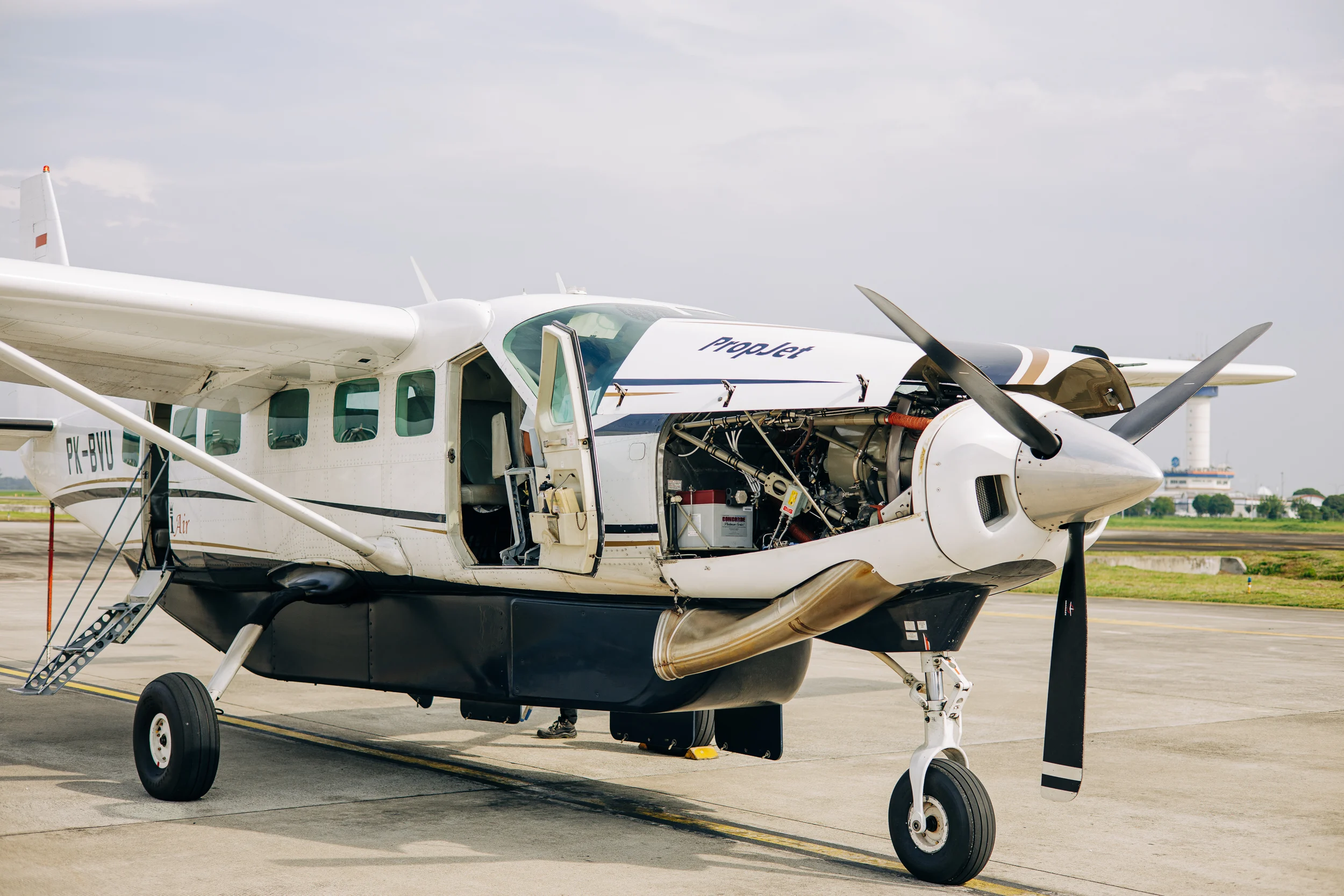 Petit avion à hélice sur le tarmac d'un aérodrome de Sumatra