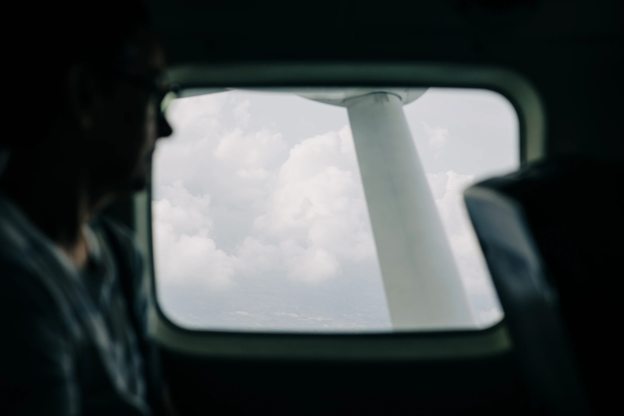 Passager regardant les nuages par le hublot d'un petit avion