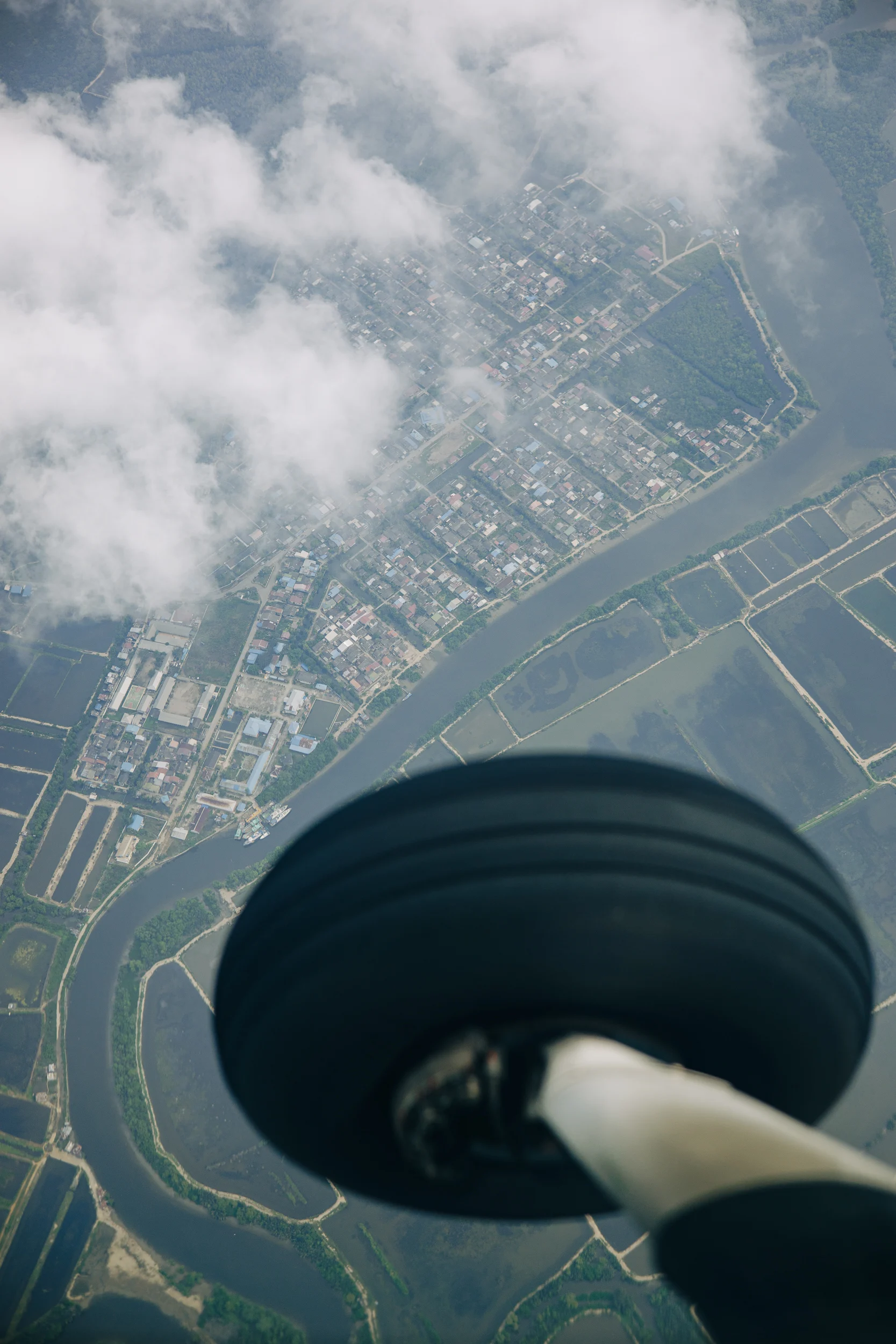 Rizières et rivière vues depuis le ciel, roue d'avion au premier plan, Sumatra