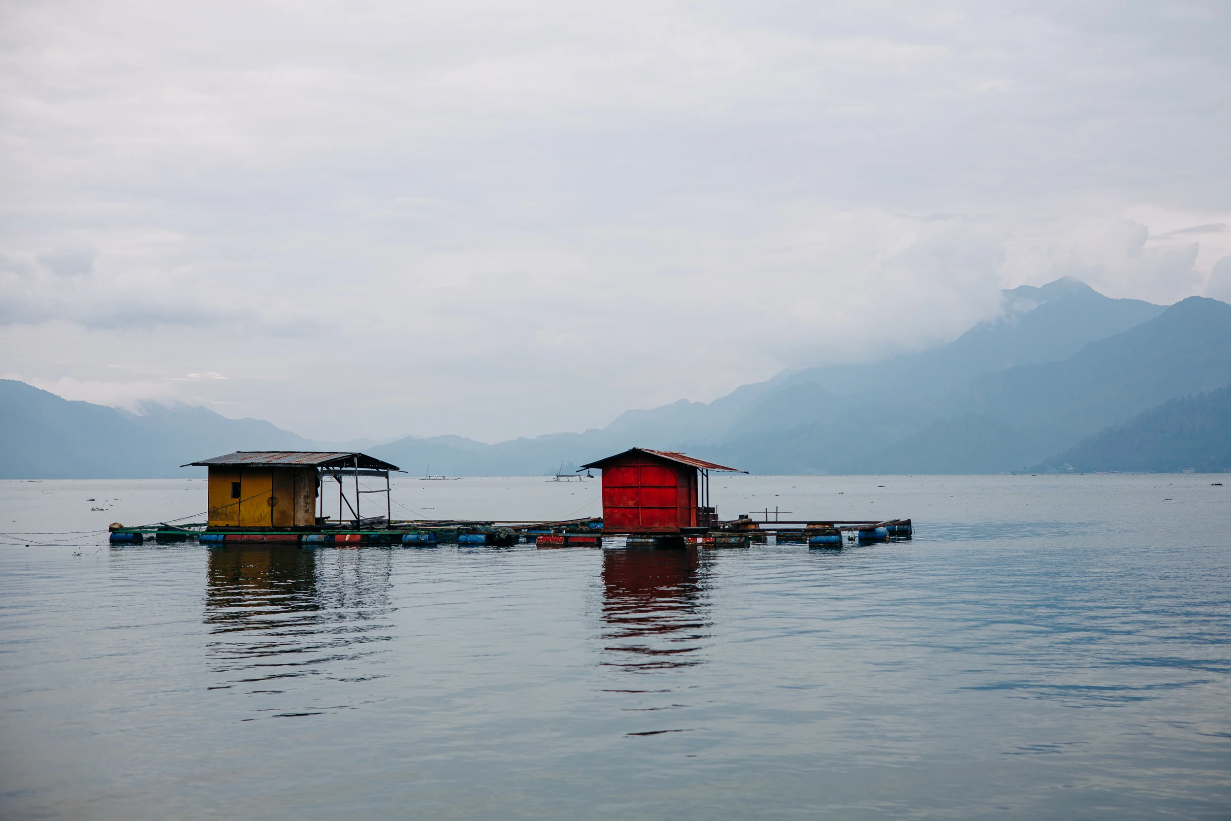 Cabanes de pêche flottantes sur un lac de montagne, Sumatra