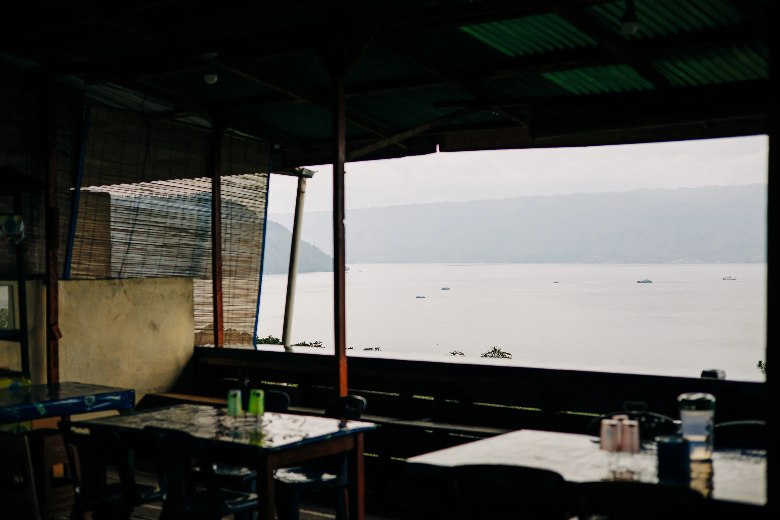 Salle d'un restaurant ouverte sur un lac brumeux, Sumatra