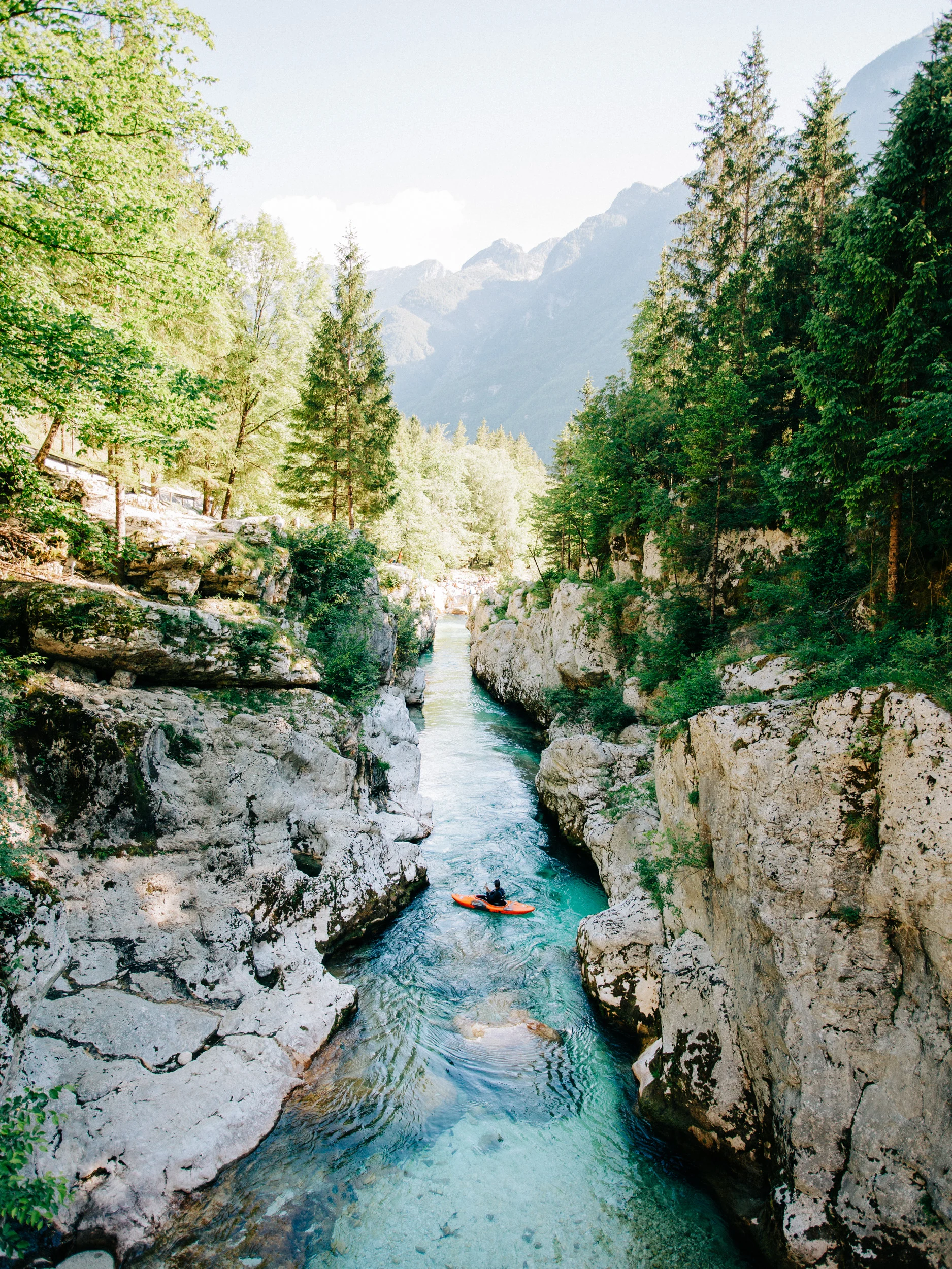 Kayakiste sur la rivière Soča aux eaux turquoise entre les gorges, Slovénie