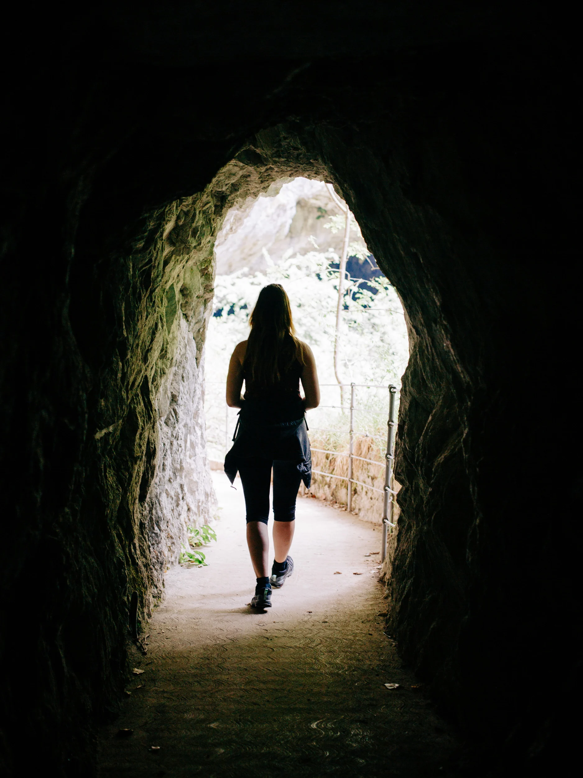 Randonneuse avançant dans un tunnel creusé dans la roche