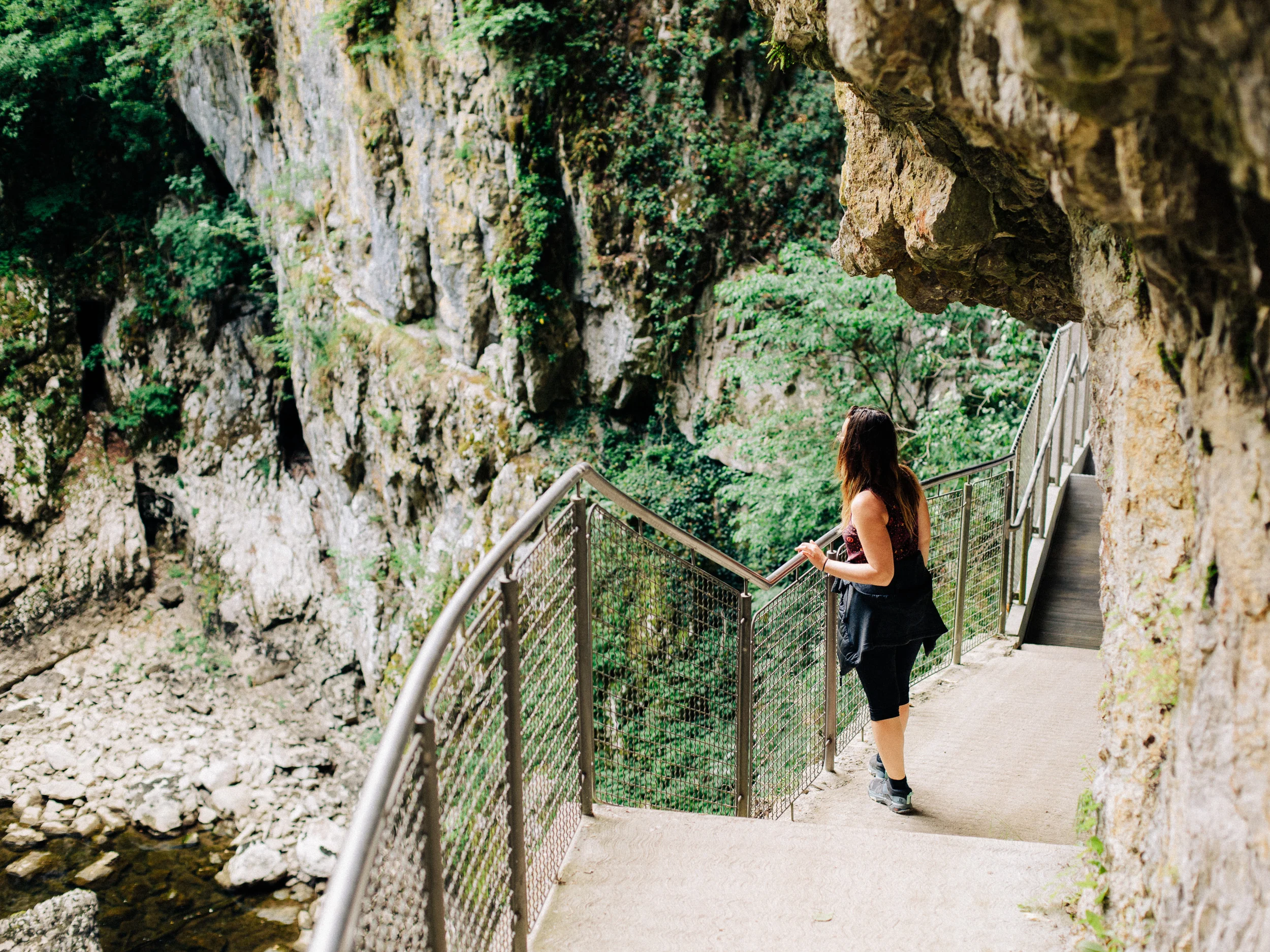 Randonneuse sur une passerelle accrochée à la falaise des gorges de Tolmin