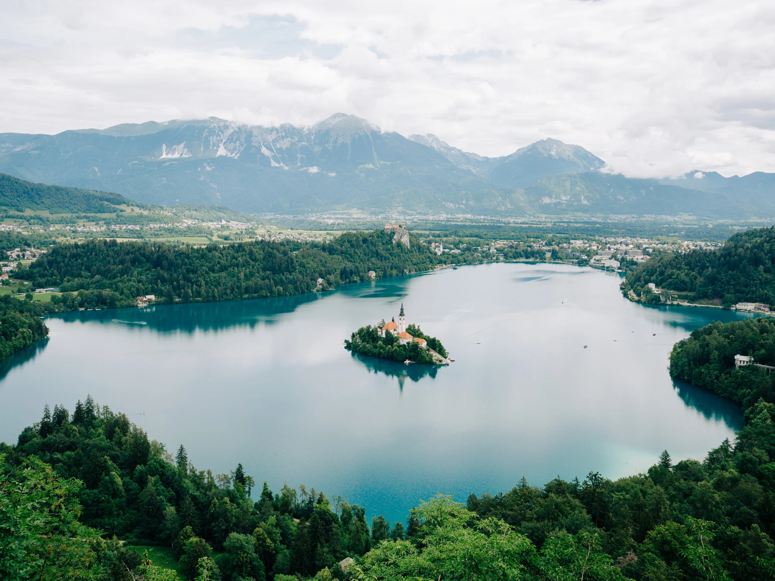 Lac de Bled et son île avec l'église vus d'en haut, Alpes juliennes