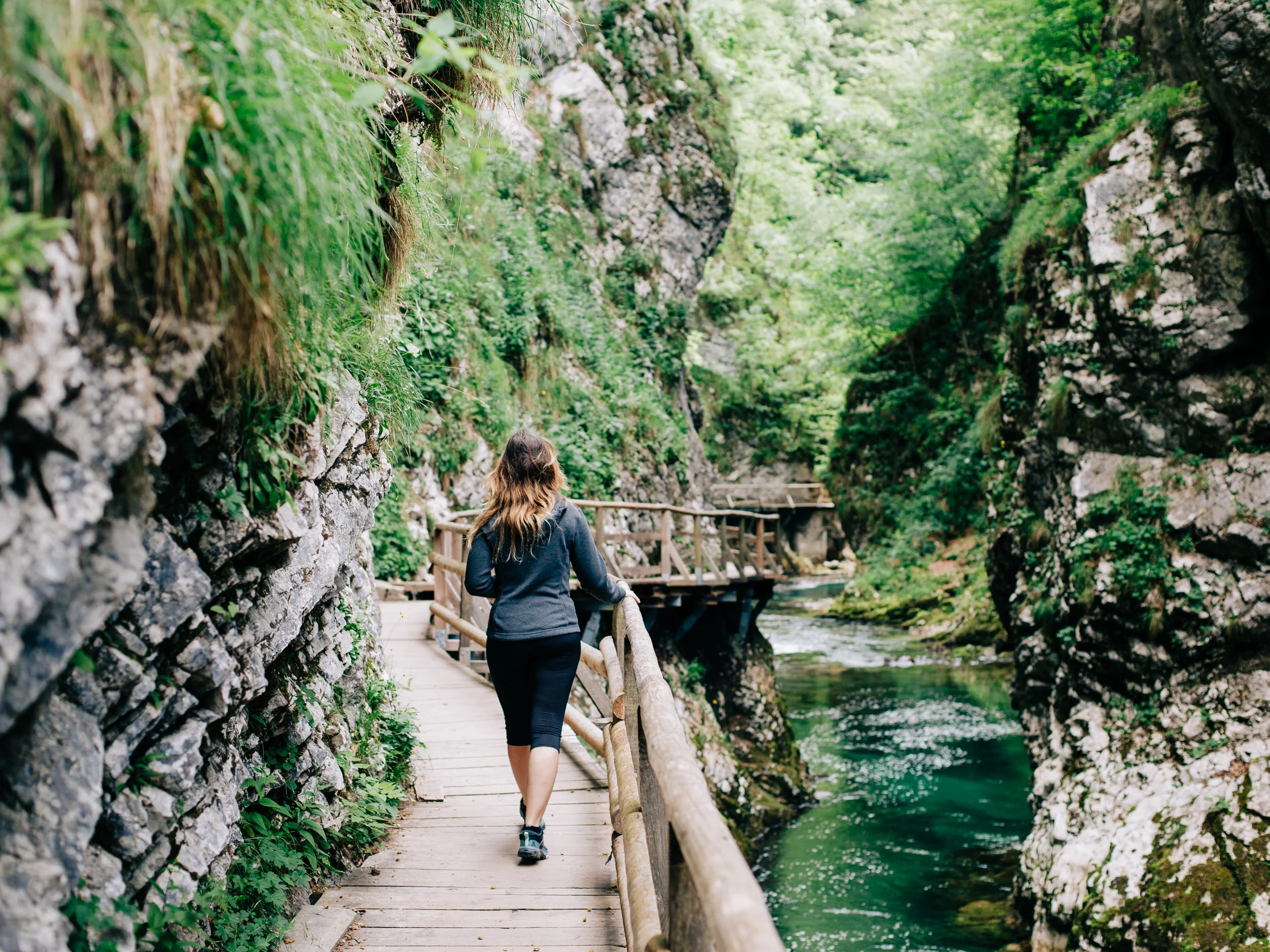 Randonneuse sur les passerelles en bois des gorges de Vintgar, Slovénie
