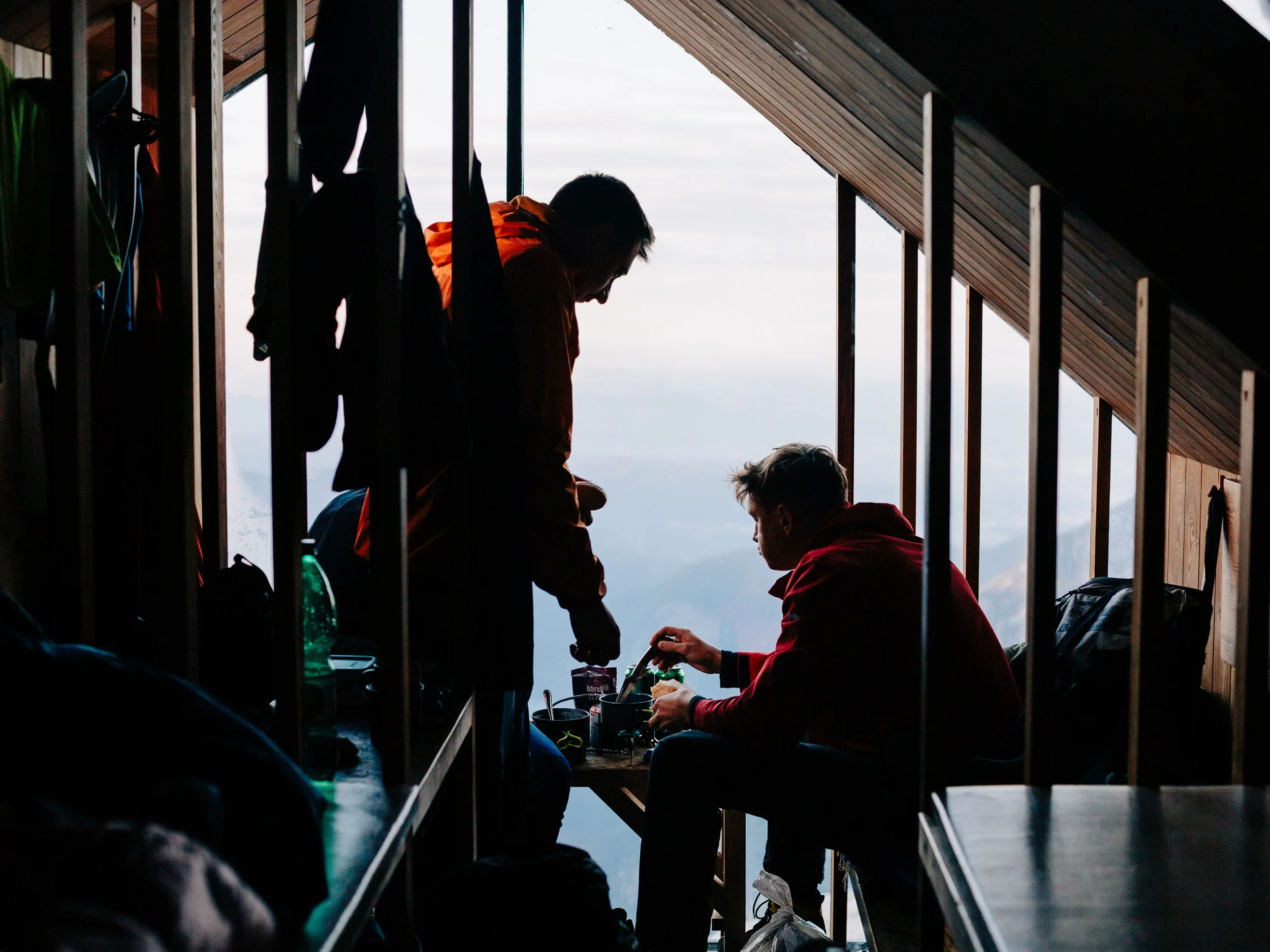 Randonneurs préparant un café dans un refuge de haute montagne