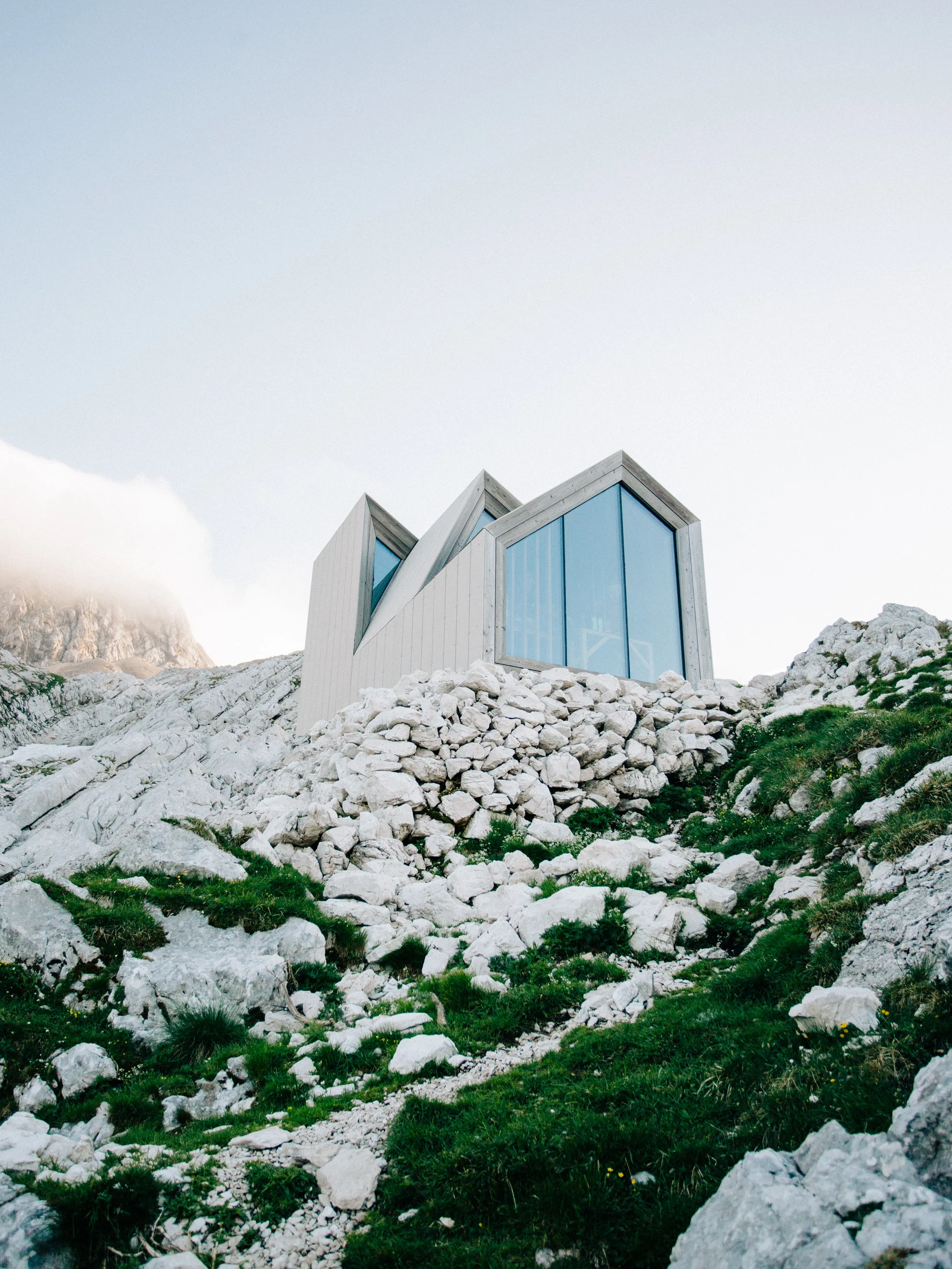 Bivouac contemporain posé sur les rochers des Alpes slovènes
