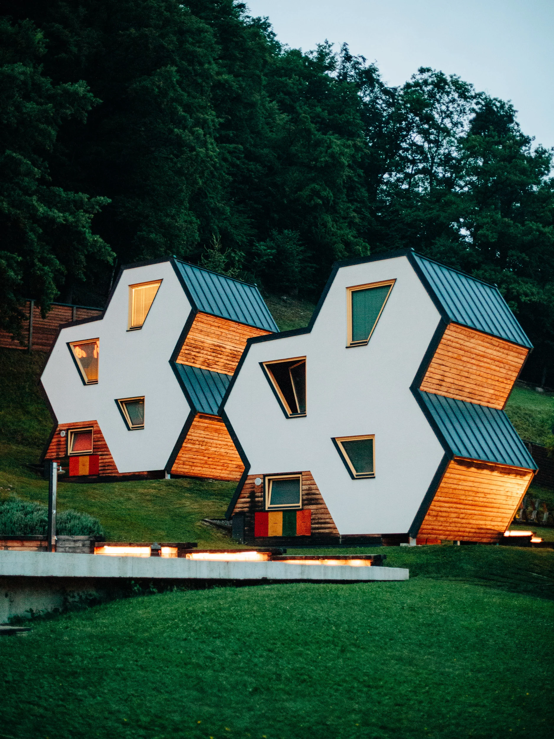 Maisons en bois à la forme hexagonale au pied de la forêt, Slovénie