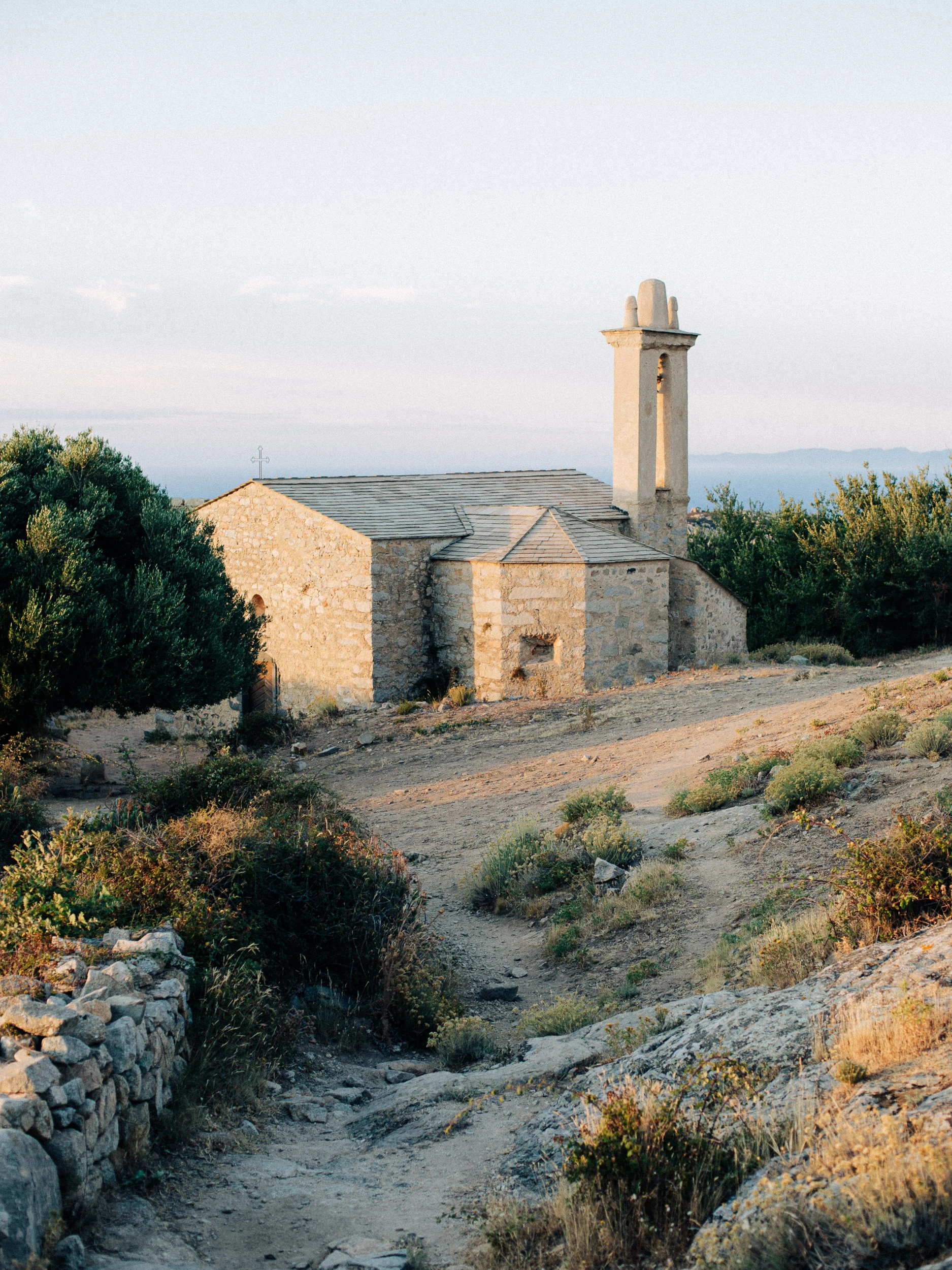 Chapelle en pierre et son clocher au bout d'un chemin, Corse