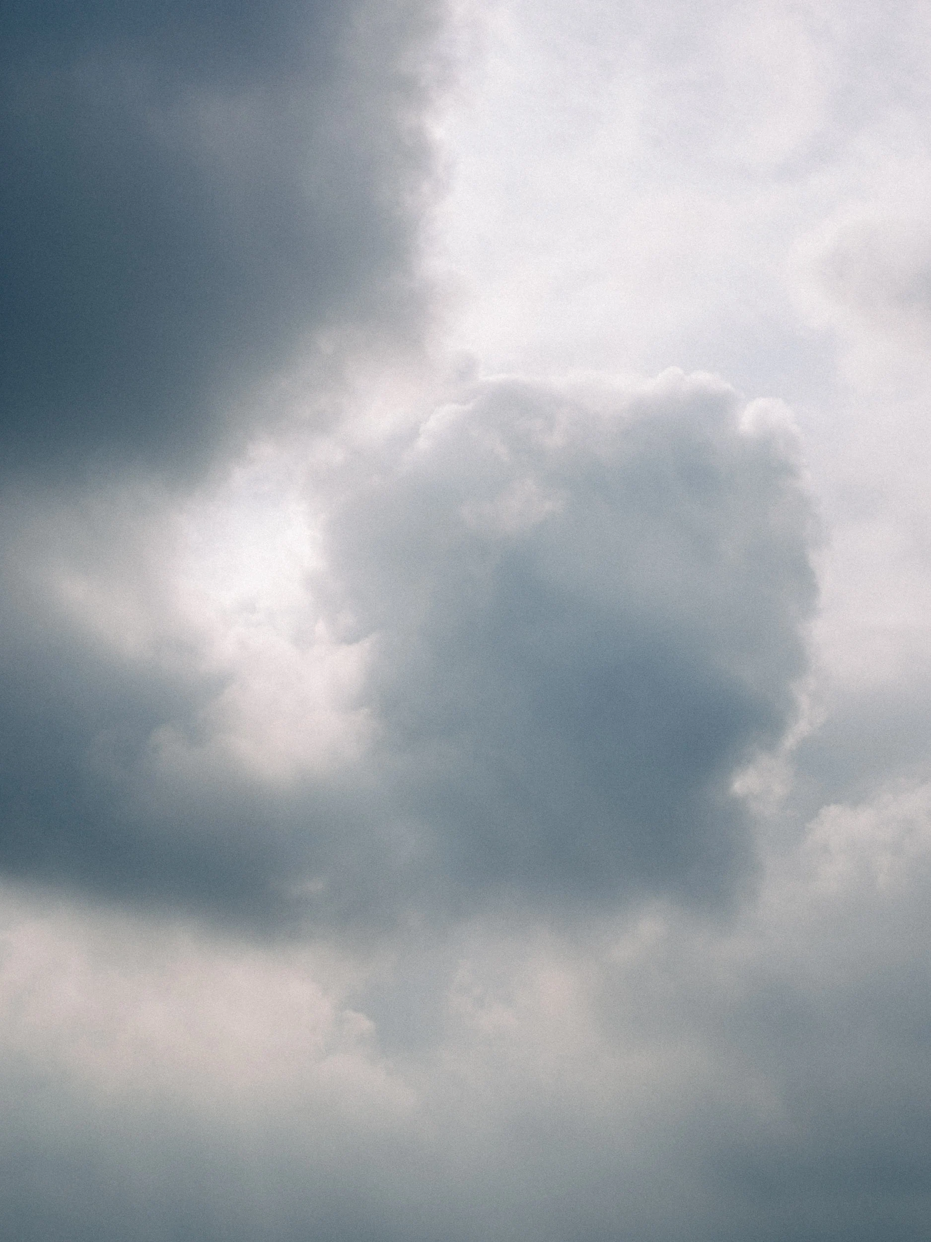 Ciel chargé de nuages d'orage au-dessus de la Corse
