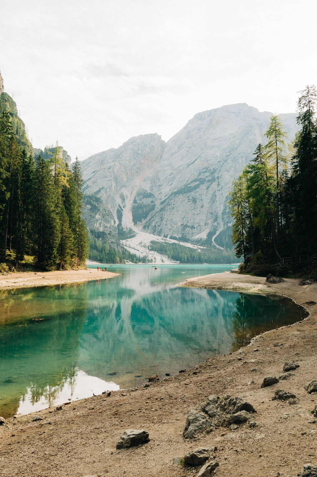 Lac de Braies aux eaux turquoise au pied des Dolomites, Italie