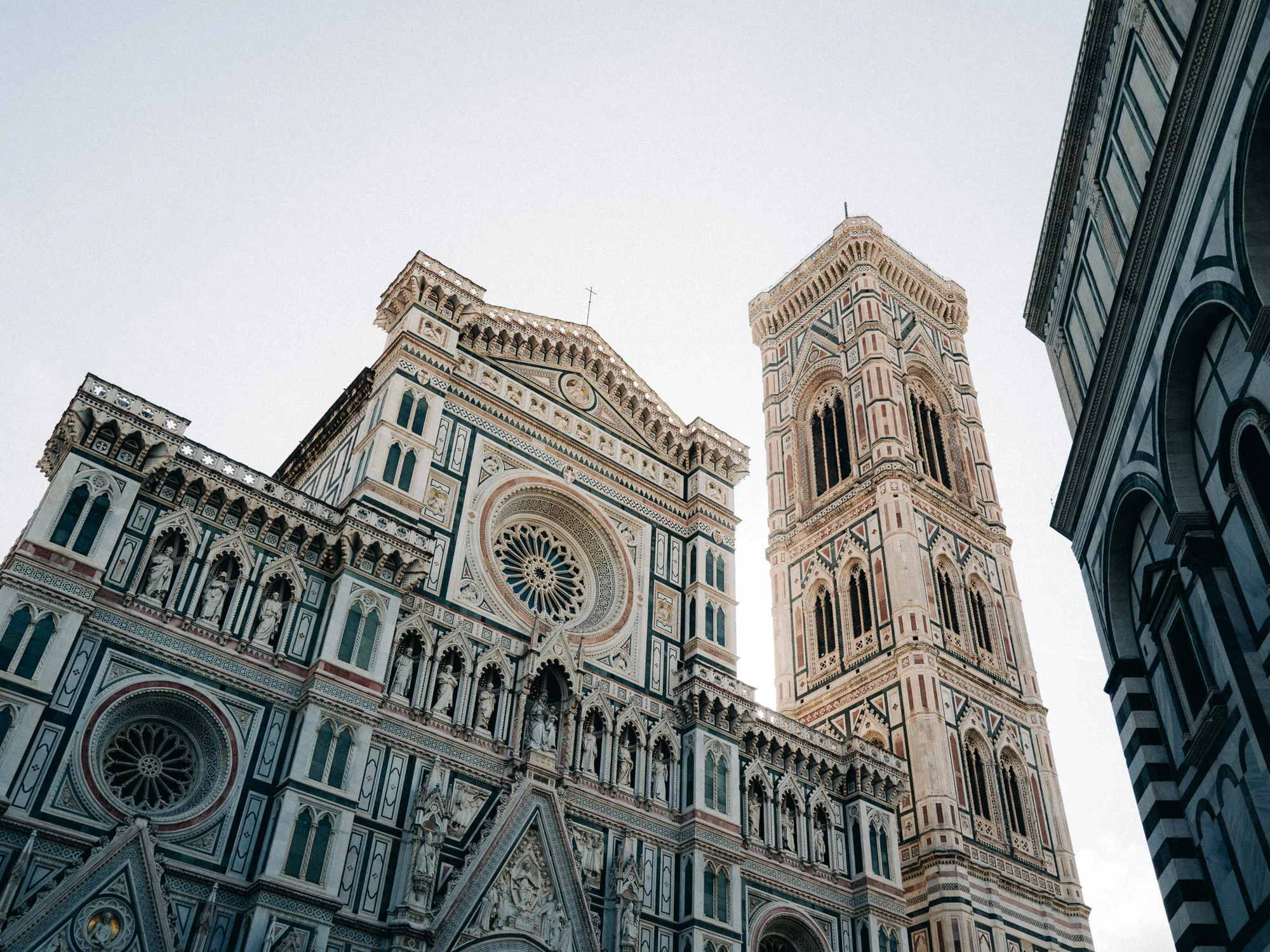 Cathédrale Santa Maria del Fiore et son campanile vus en contre-plongée, Florence